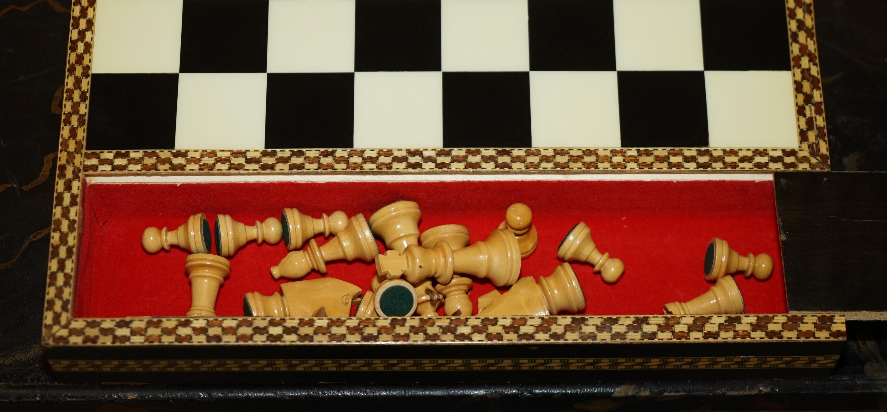 STUPENDO PIANO DECORATIVO DI SCACCHI SPAGNOLO CON PEZZI DI SCACCHI IN STILE STAUNTON in vendita 9