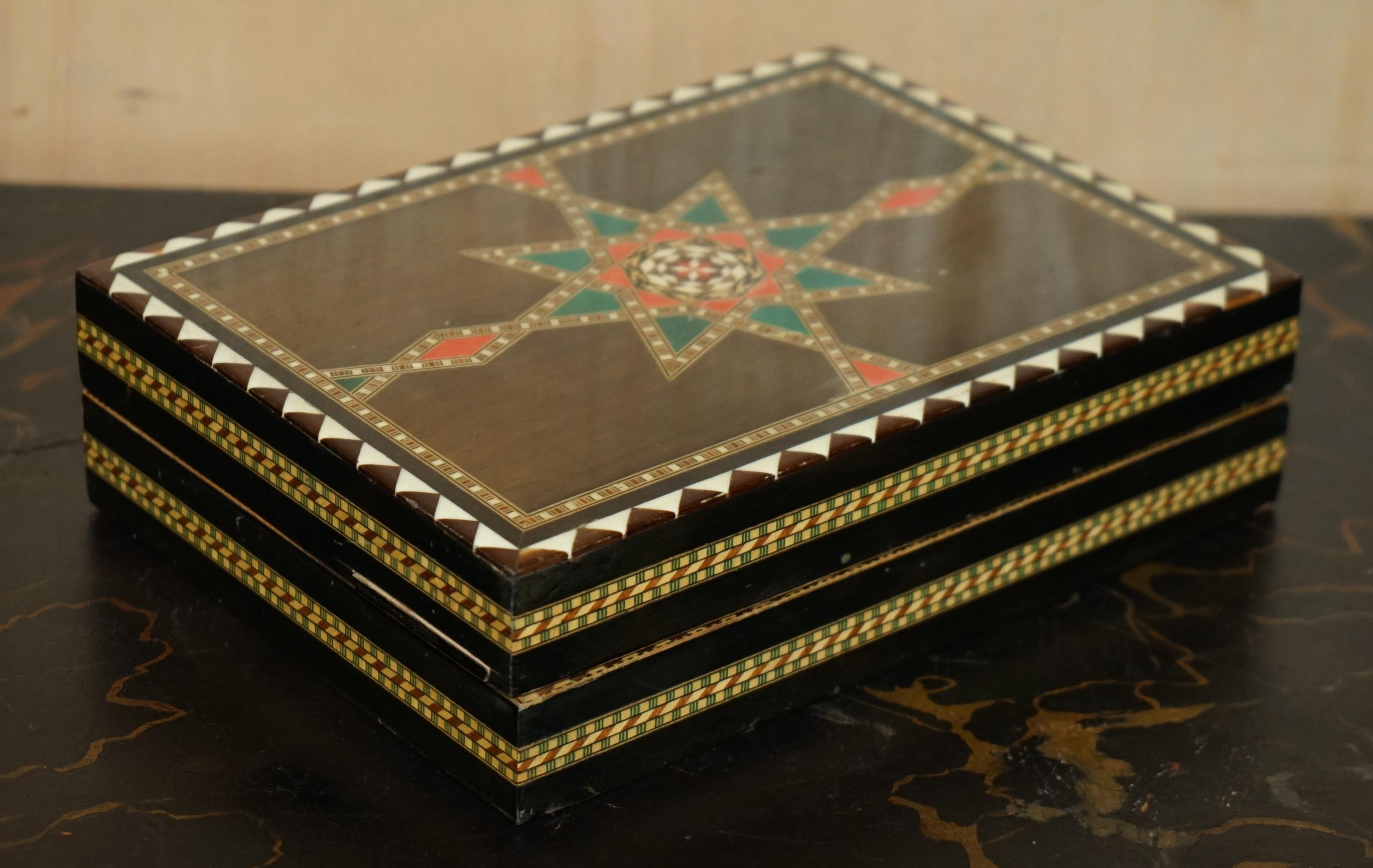 STUPENDO PIANO DECORATIVO DI SCACCHI SPAGNOLO CON PEZZI DI SCACCHI IN STILE STAUNTON in vendita 10
