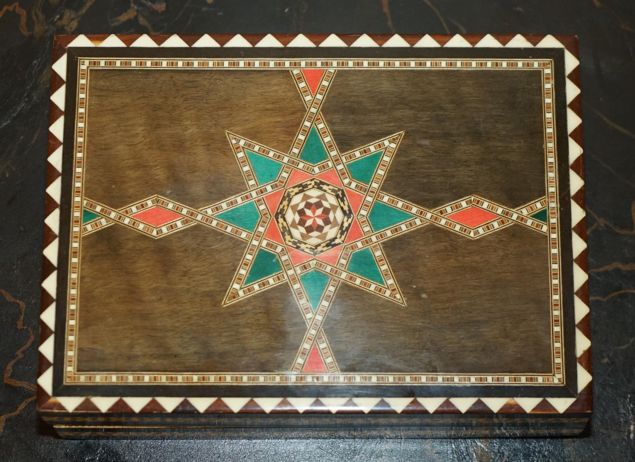 STUPENDO PIANO DECORATIVO DI SCACCHI SPAGNOLO CON PEZZI DI SCACCHI IN STILE STAUNTON in vendita 11