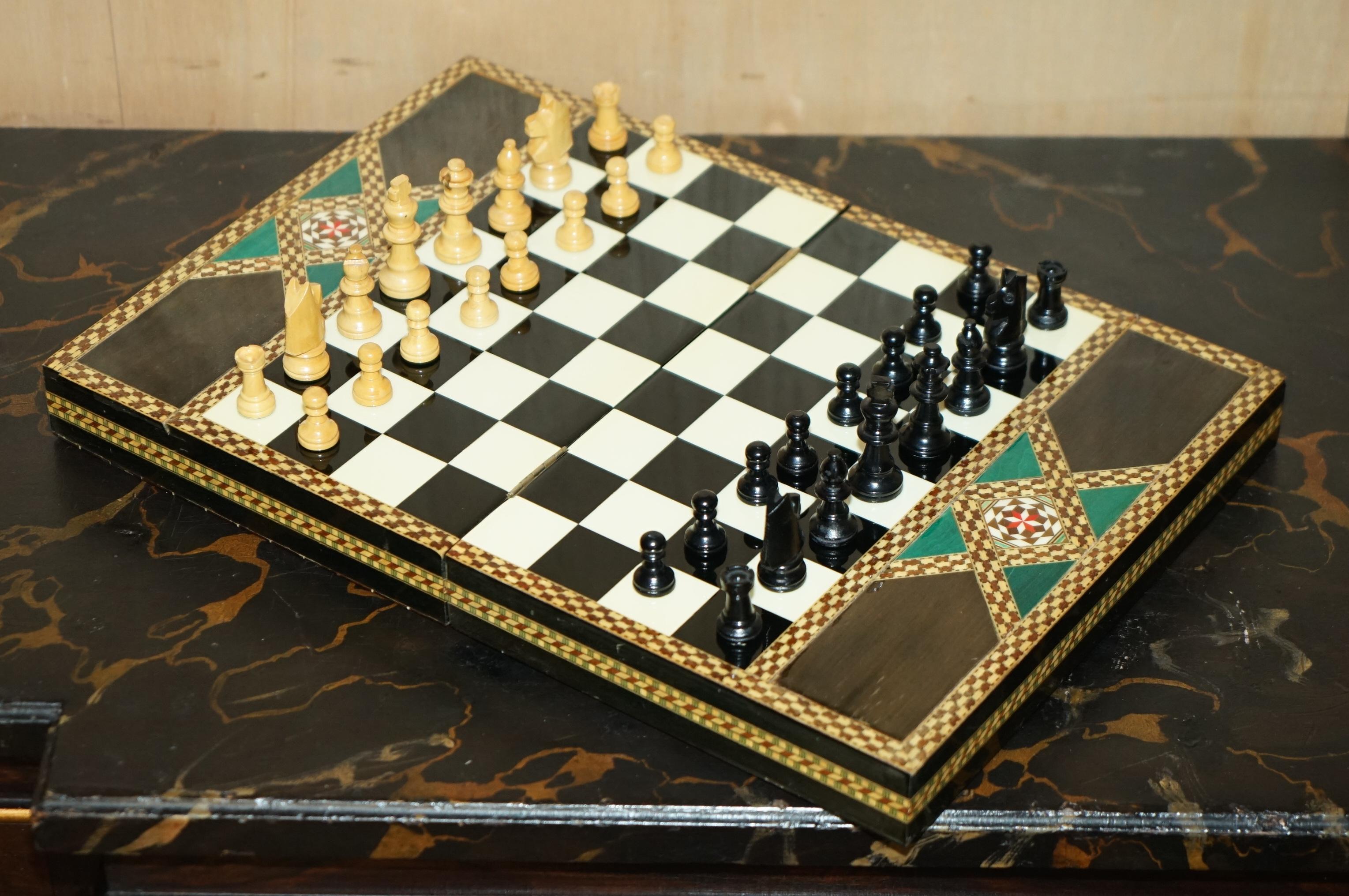 Casa Reale Antiquariato

The Royal House of Antiques è lieta di offrire in vendita questa scacchiera spagnola ben fatta e decorativa con pezzi degli scacchi in stile Staunton. 

Un set davvero straordinario e da collezione, la tavola è assolutamente