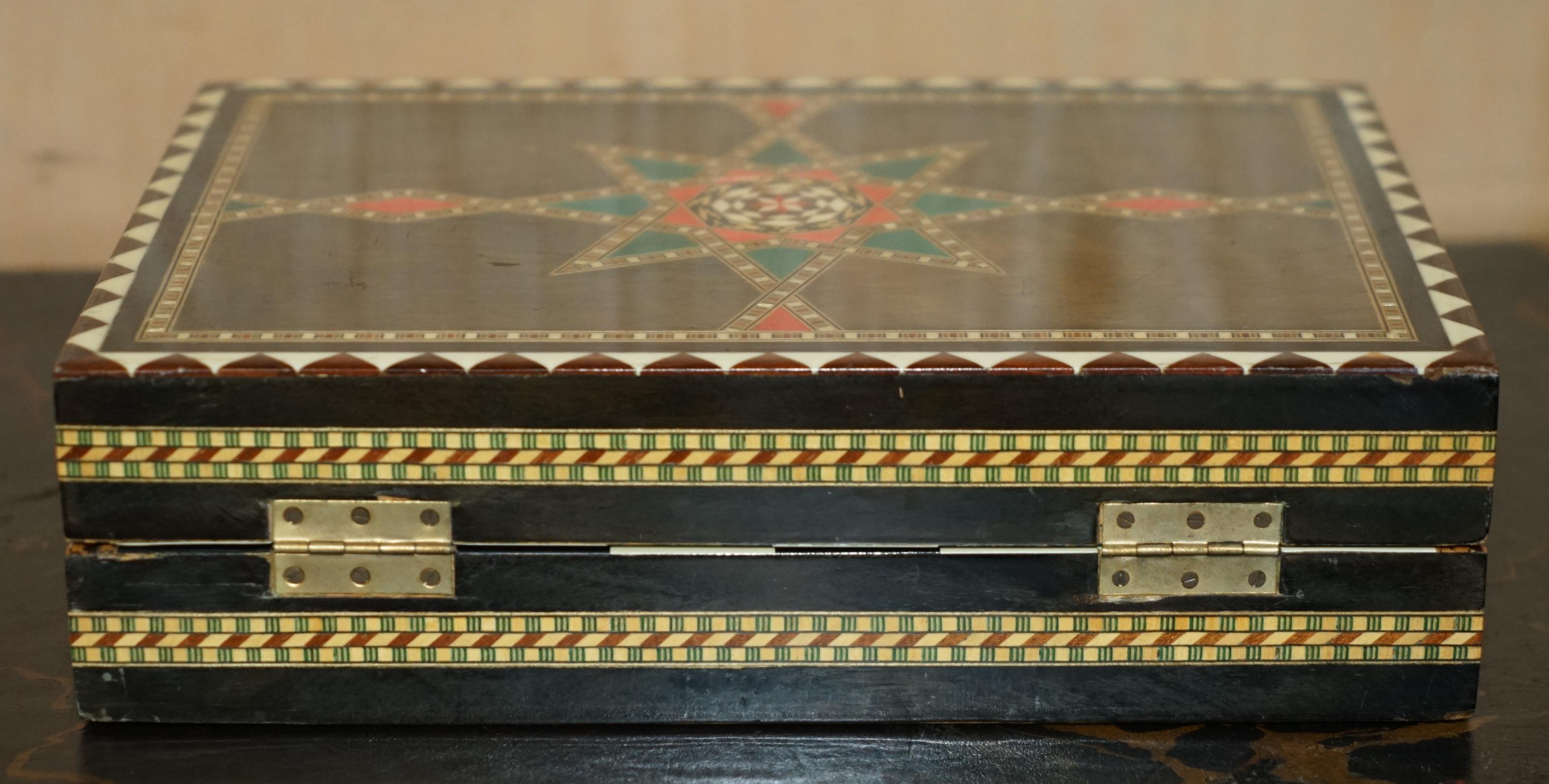 STUPENDO PIANO DECORATIVO DI SCACCHI SPAGNOLO CON PEZZI DI SCACCHI IN STILE STAUNTON in vendita 12