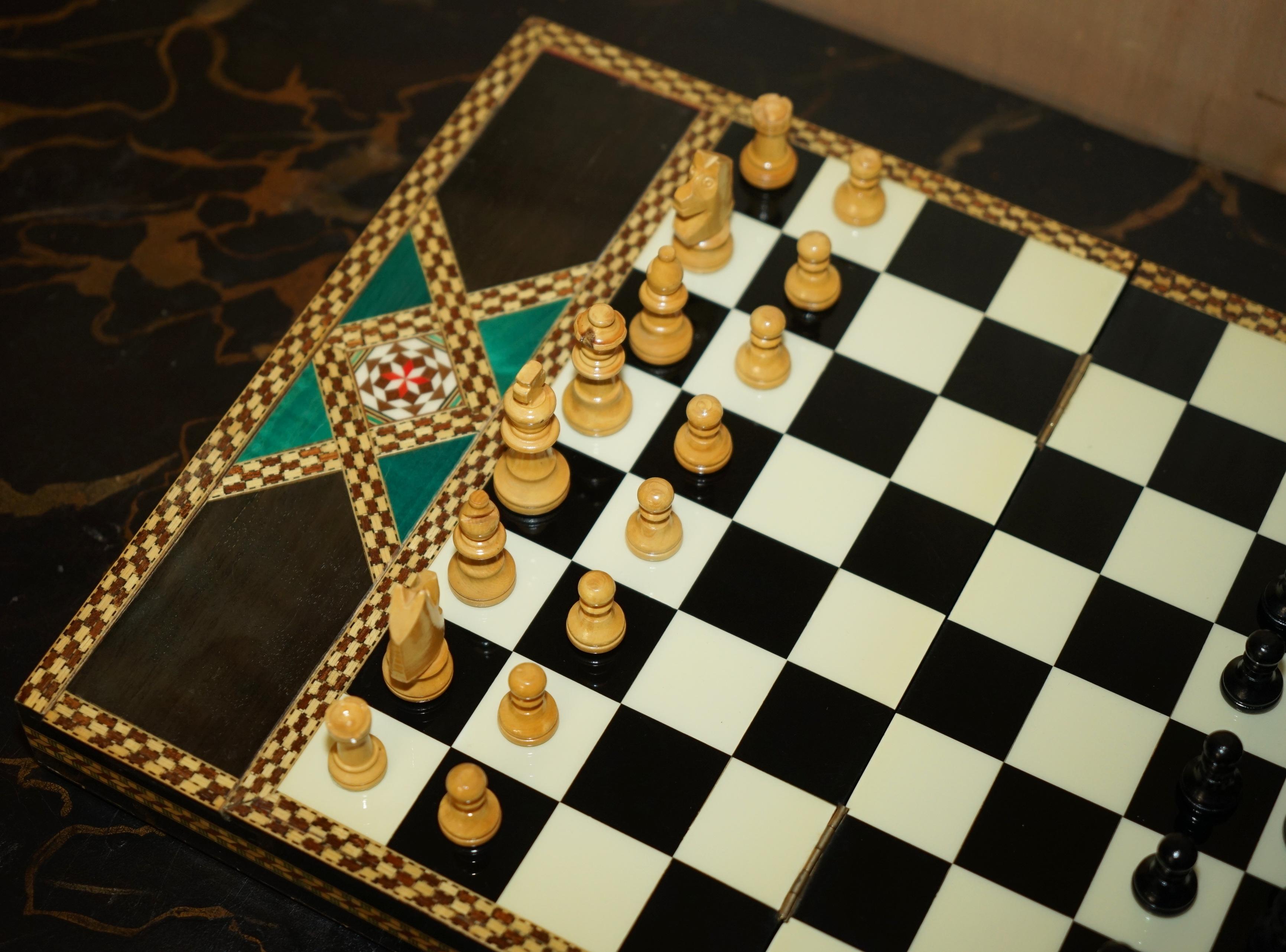 Fatto a mano STUPENDO PIANO DECORATIVO DI SCACCHI SPAGNOLO CON PEZZI DI SCACCHI IN STILE STAUNTON in vendita