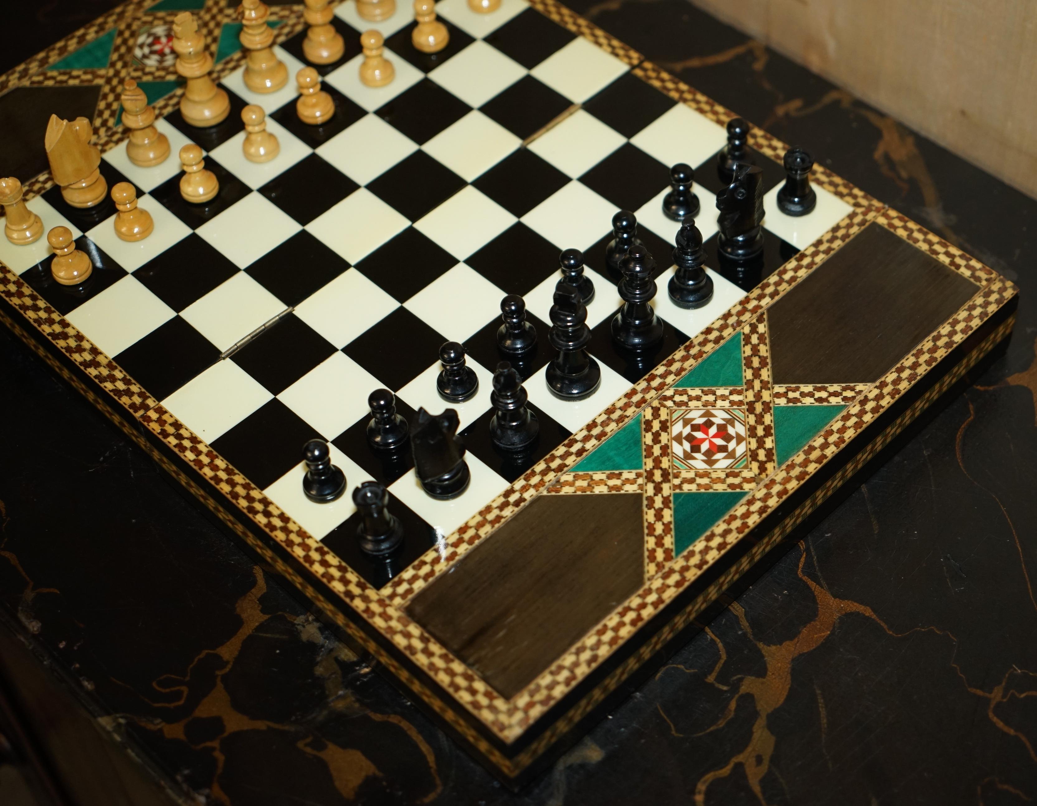 Bosso STUPENDO PIANO DECORATIVO DI SCACCHI SPAGNOLO CON PEZZI DI SCACCHI IN STILE STAUNTON in vendita