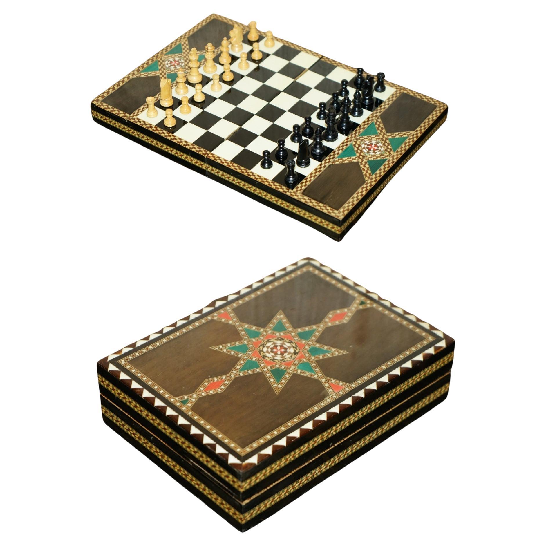 STUNNING DECORATIVE ViNTAGE SPANISH CHESS BOARD WITH STAUNTON STYLE CHESS PIECES