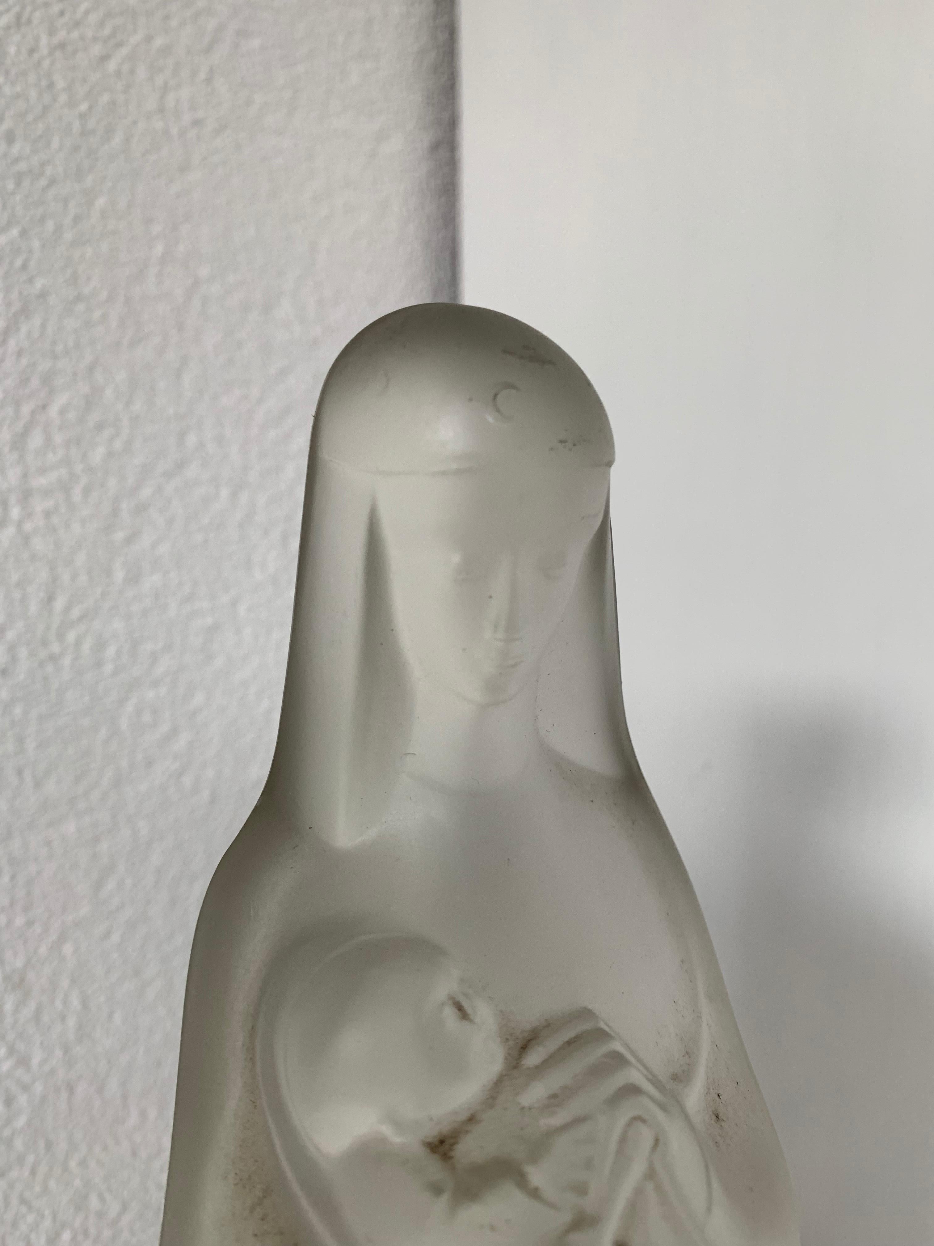 Stunning Design Glass Art Madonna and Child Jesus Sculpture w. Stand and Light For Sale 4