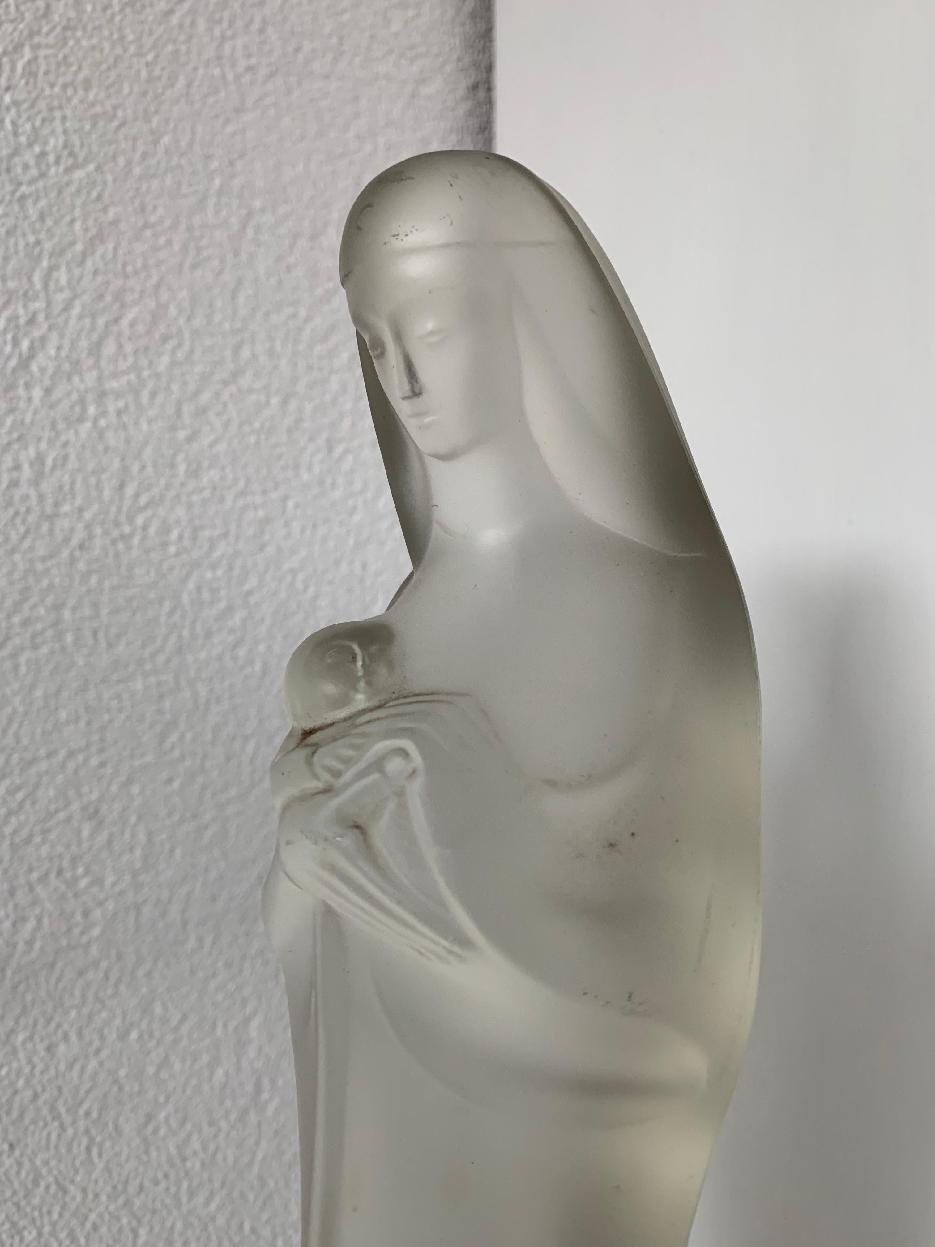 Atemberaubende Glaskunst-Skulptur Madonna und Kind Jesus mit Design Ständer und Leuchte (Art déco) im Angebot