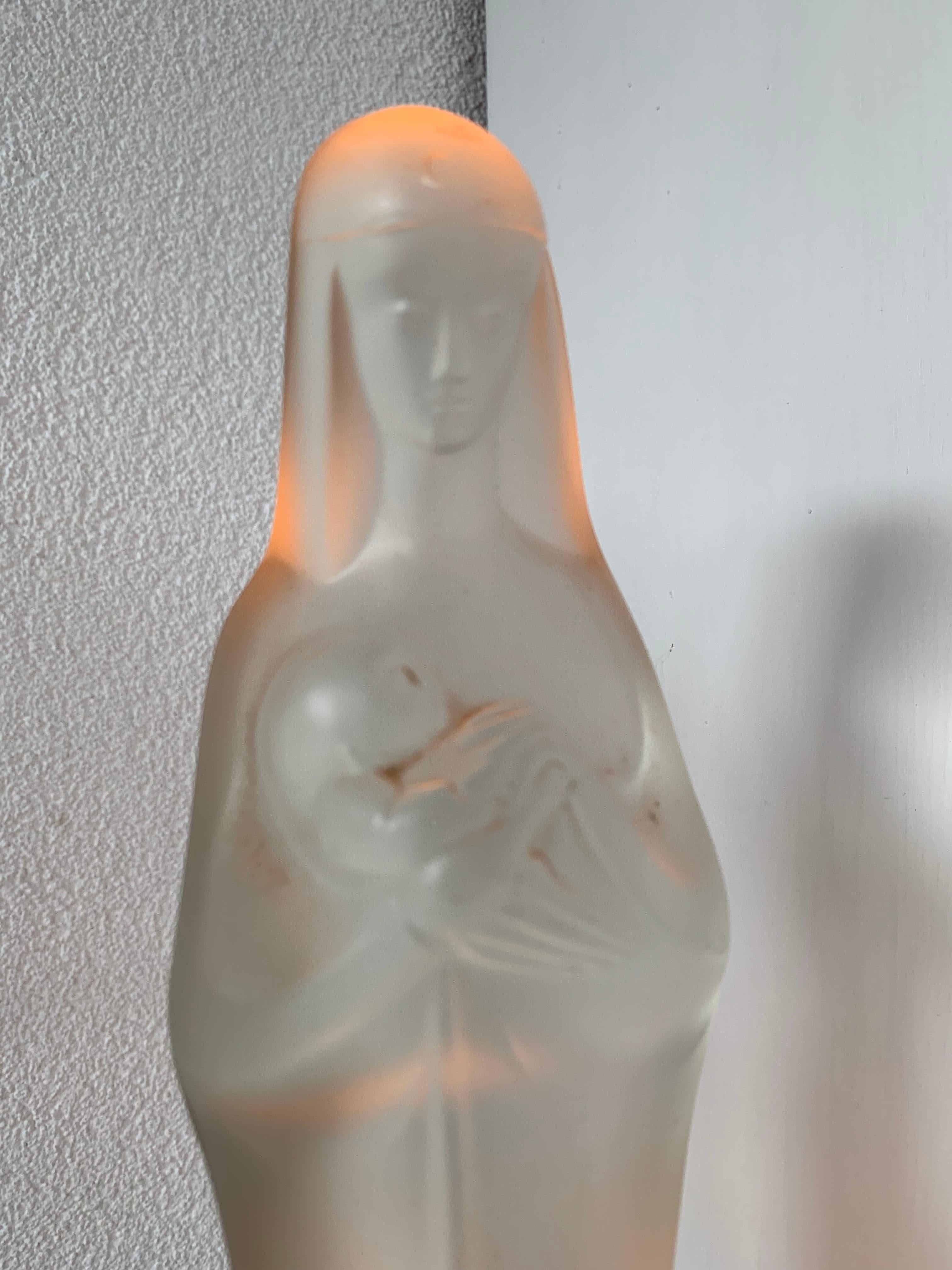 Atemberaubende Glaskunst-Skulptur Madonna und Kind Jesus mit Design Ständer und Leuchte (Niederländisch) im Angebot