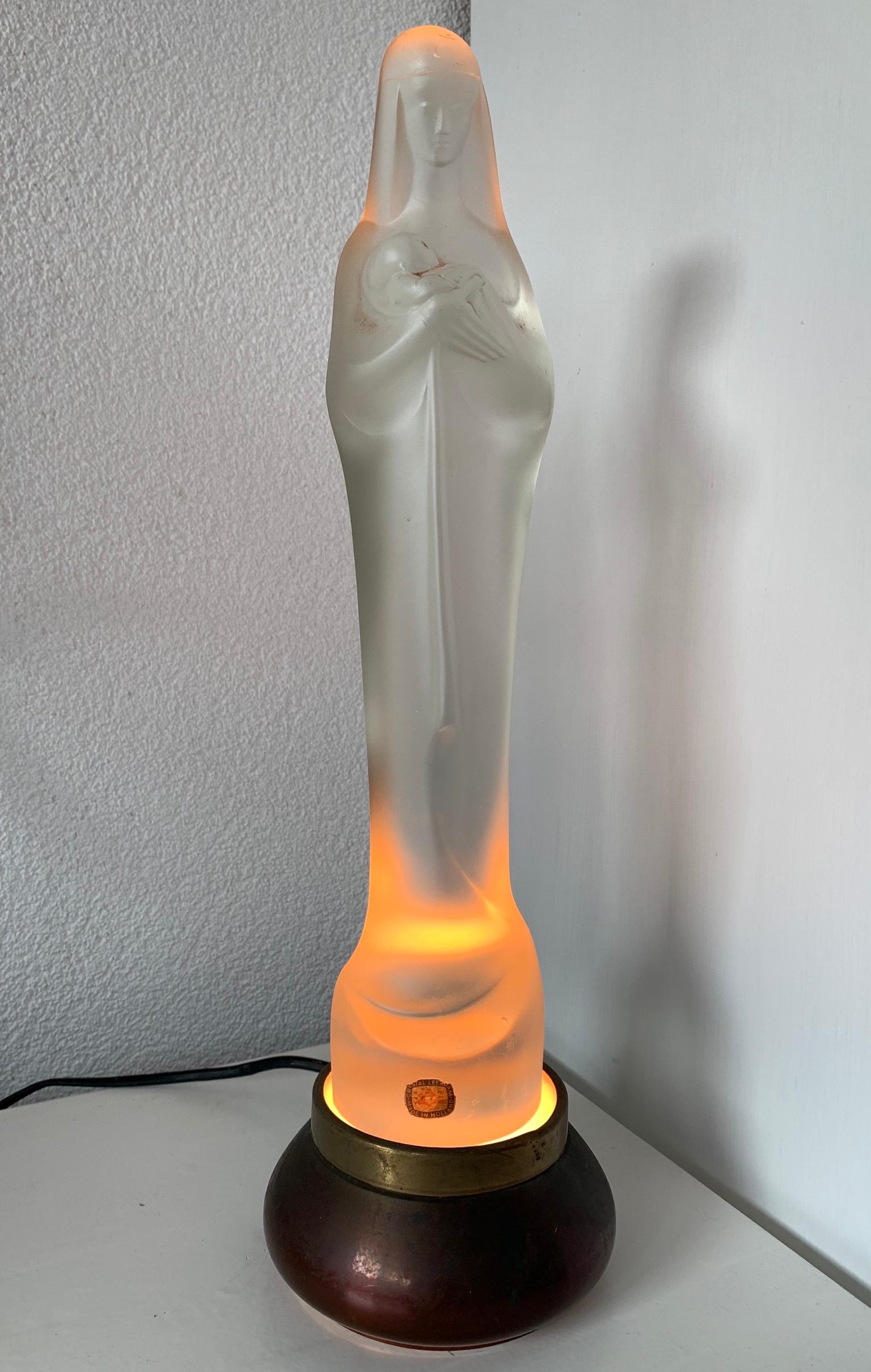 Atemberaubende Glaskunst-Skulptur Madonna und Kind Jesus mit Design Ständer und Leuchte (Handgefertigt) im Angebot