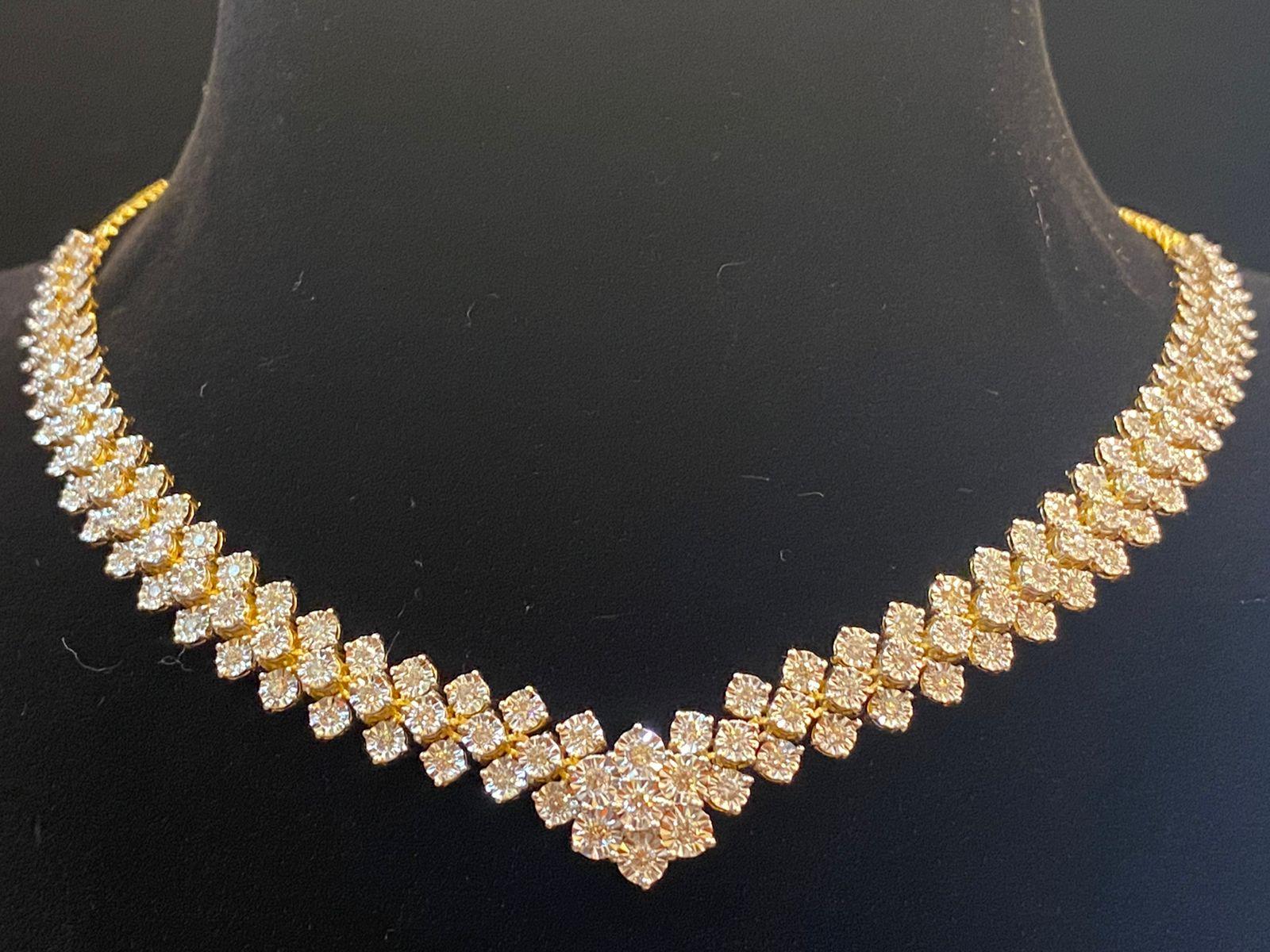 Arte e design per questa bellissima collana in oro 14k con diamanti rotondi taglio brillante 3,90 
ct G/SI1. 
Realizzato a mano da artigiani orafi.
Eccellente fabbricazione e qualità.

Prezzo all'ingrosso.

Acquista con fiducia.
Can offre la