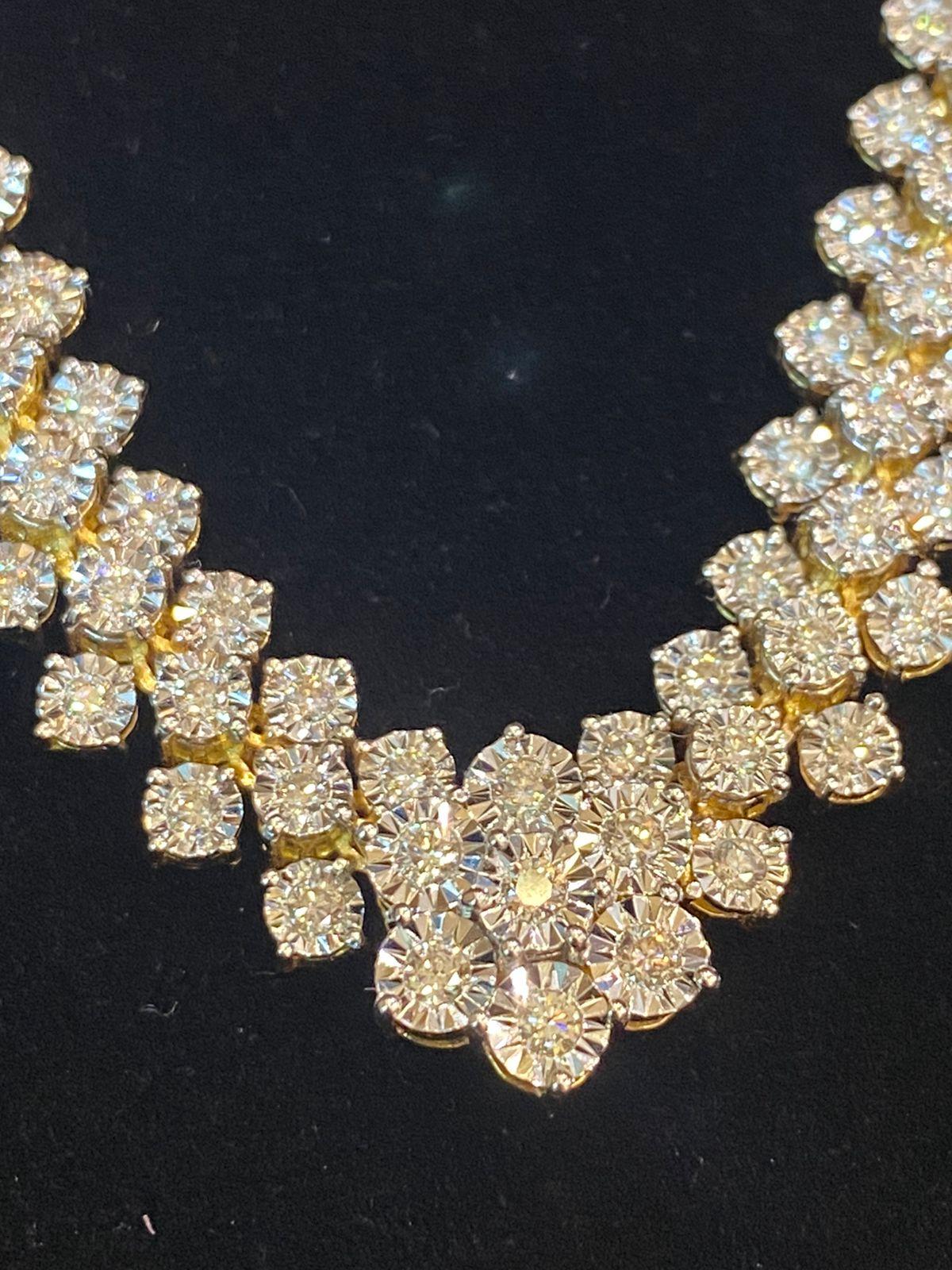 Taglio rotondo Collana in oro con diamanti naturali da 3,90 carati in vendita