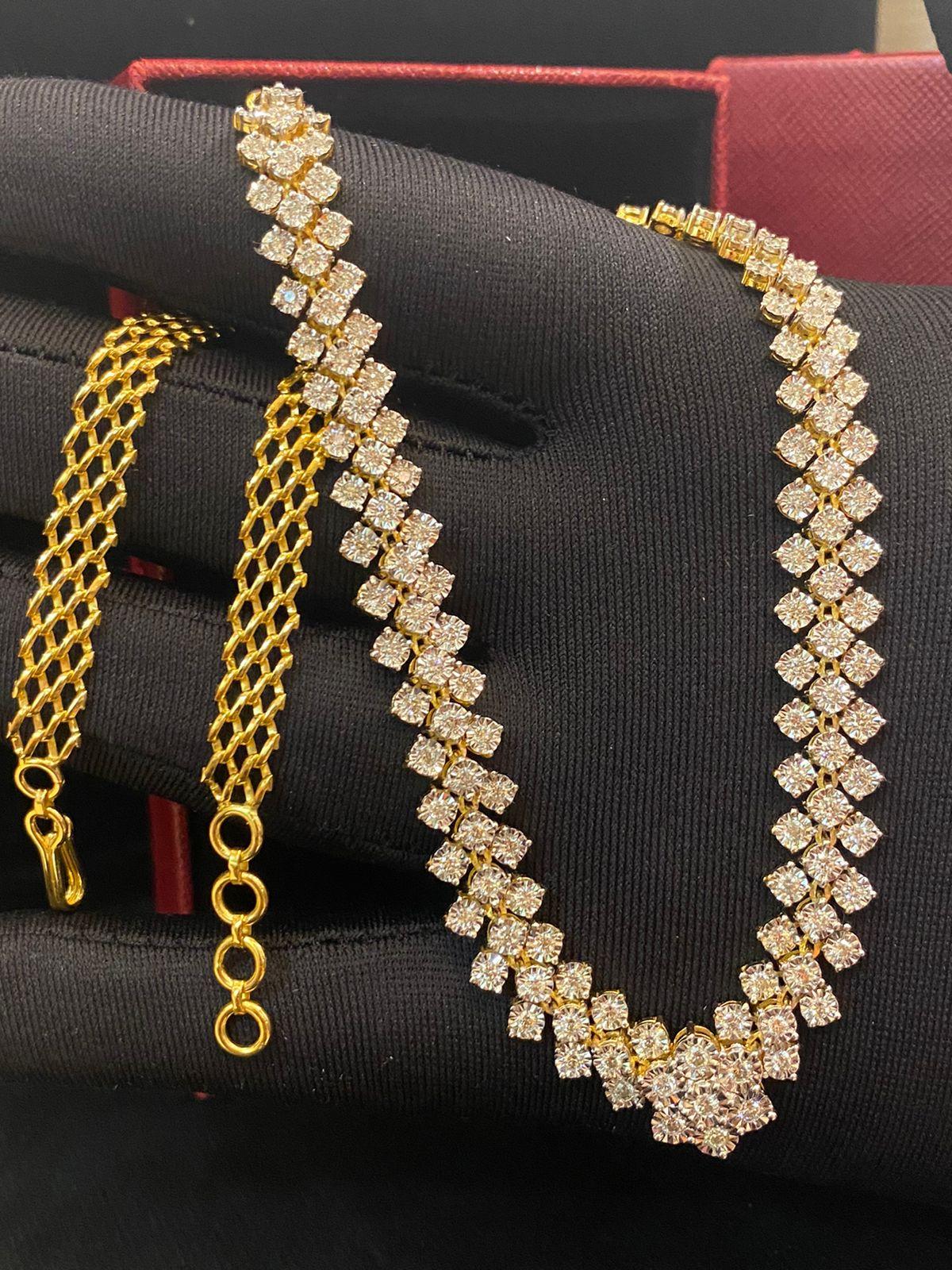 Donna Collana in oro con diamanti naturali da 3,90 carati in vendita