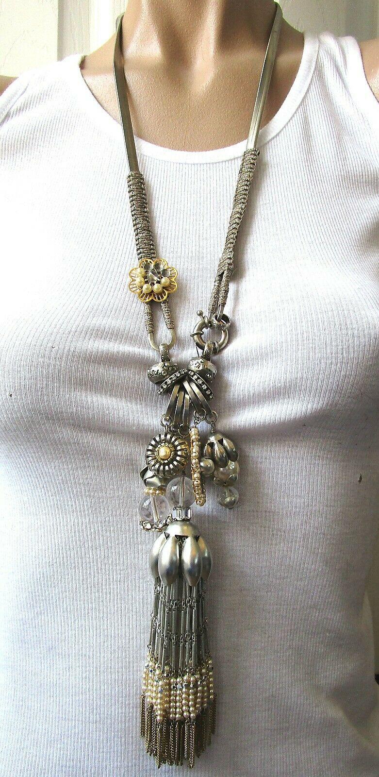 Fabuleux collier de créateur Miriam Haskell comportant des breloques en cristal, des perles et des glands en chaîne. Fermoir à ressort surdimensionné à l'avant ou qui se glisse simplement sur la tête. Le collier mesure environ 28 pouces de long avec