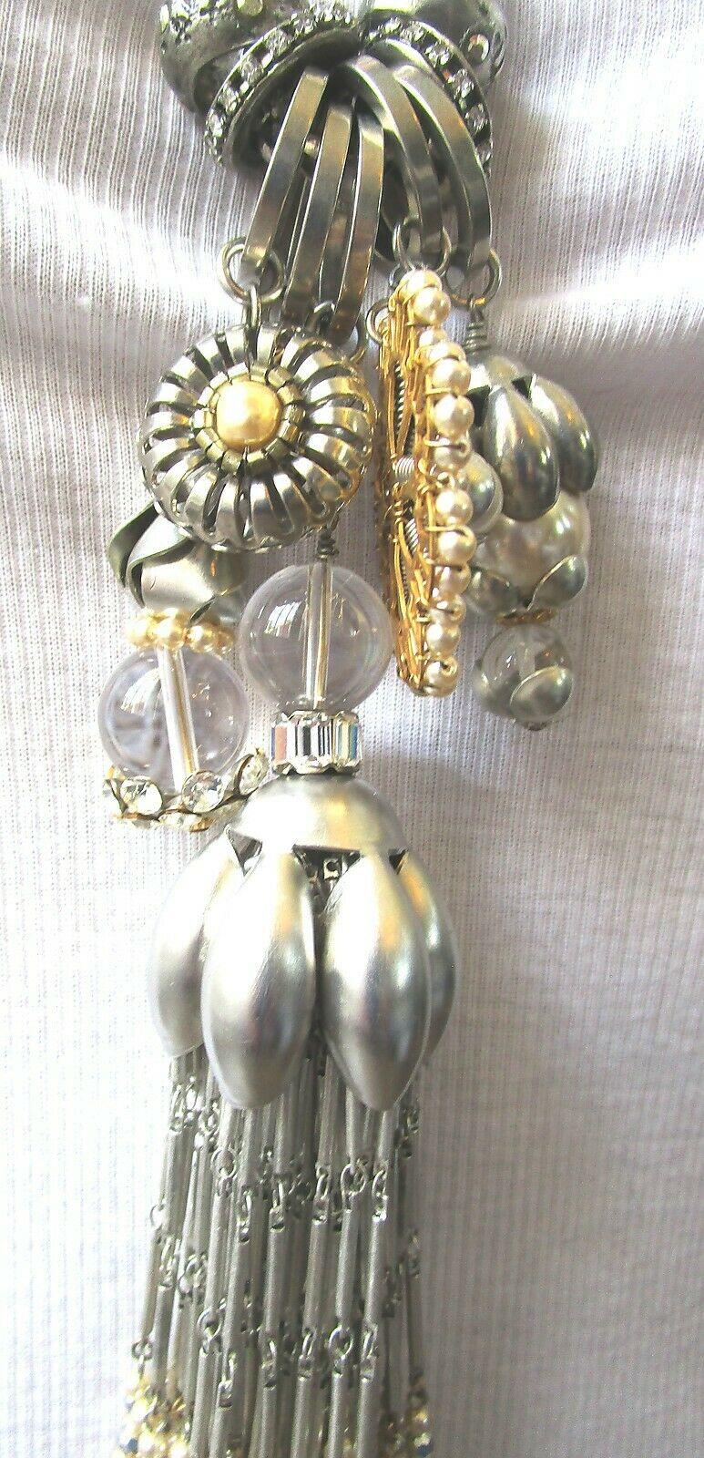 Contemporain Superbe collier de créateurs à pampilles et breloques pendantes de Miriam Haskell en vente