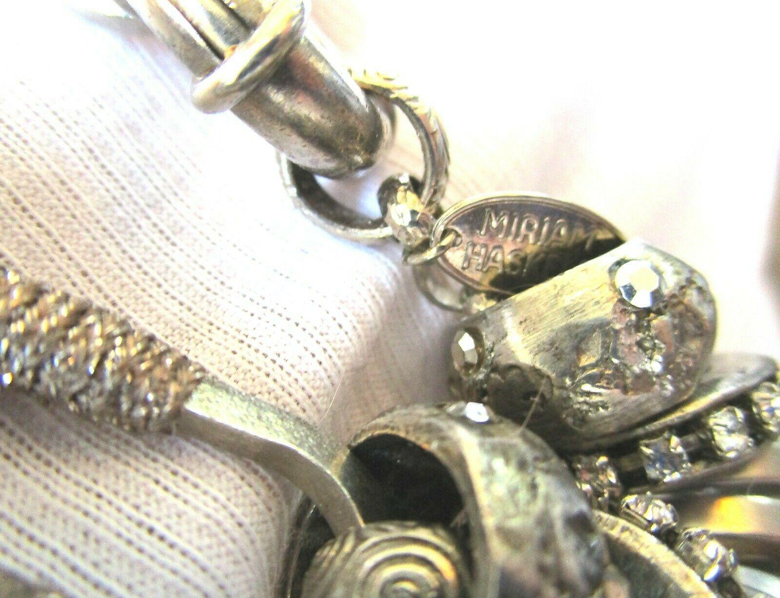 Superbe collier de créateurs à pampilles et breloques pendantes de Miriam Haskell Excellent état - En vente à Montreal, QC