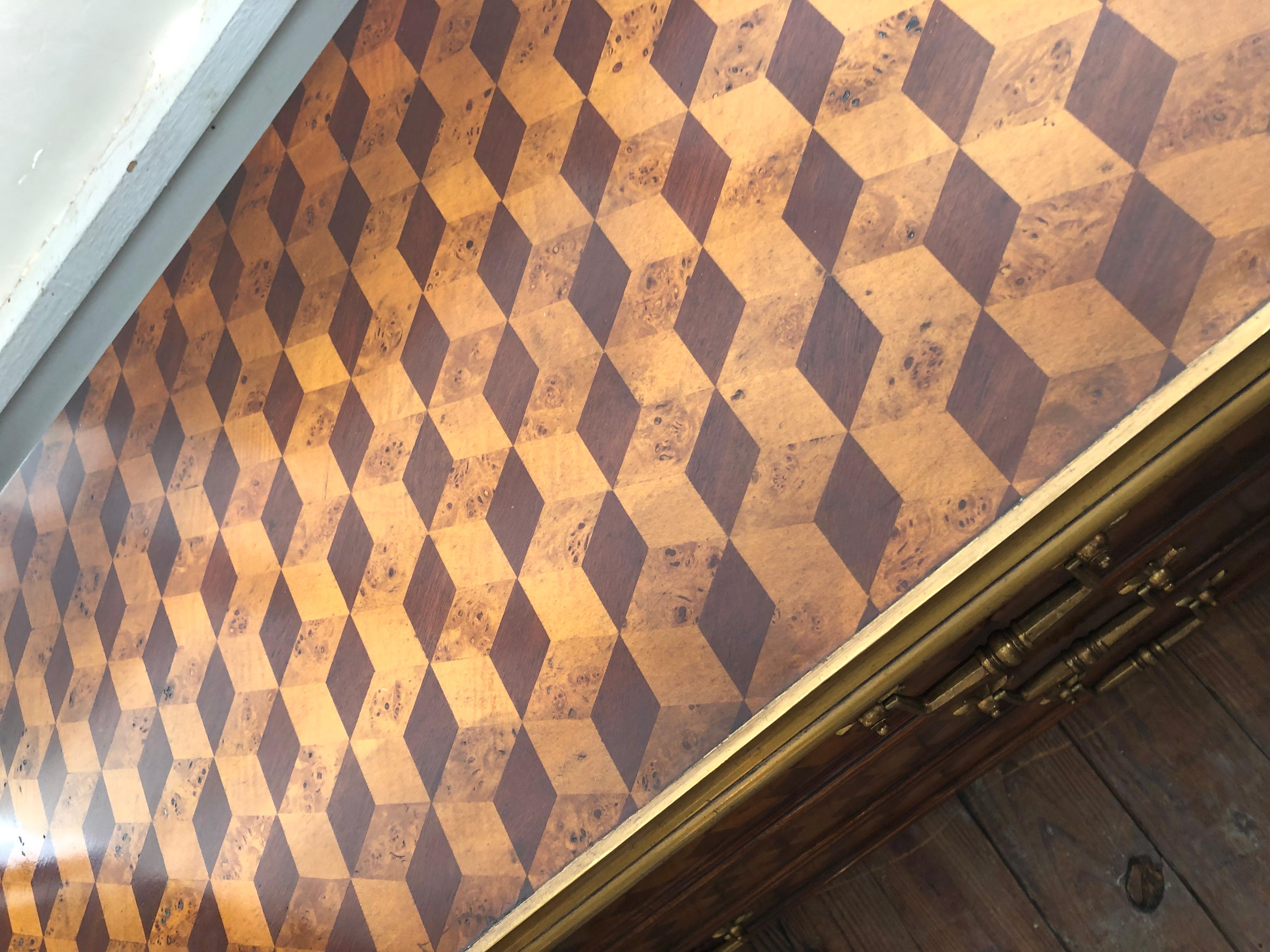 Atemberaubende Designer-Kommode mit Intarsien aus gemischtem Holz im Zustand „Gut“ im Angebot in Hopewell, NJ