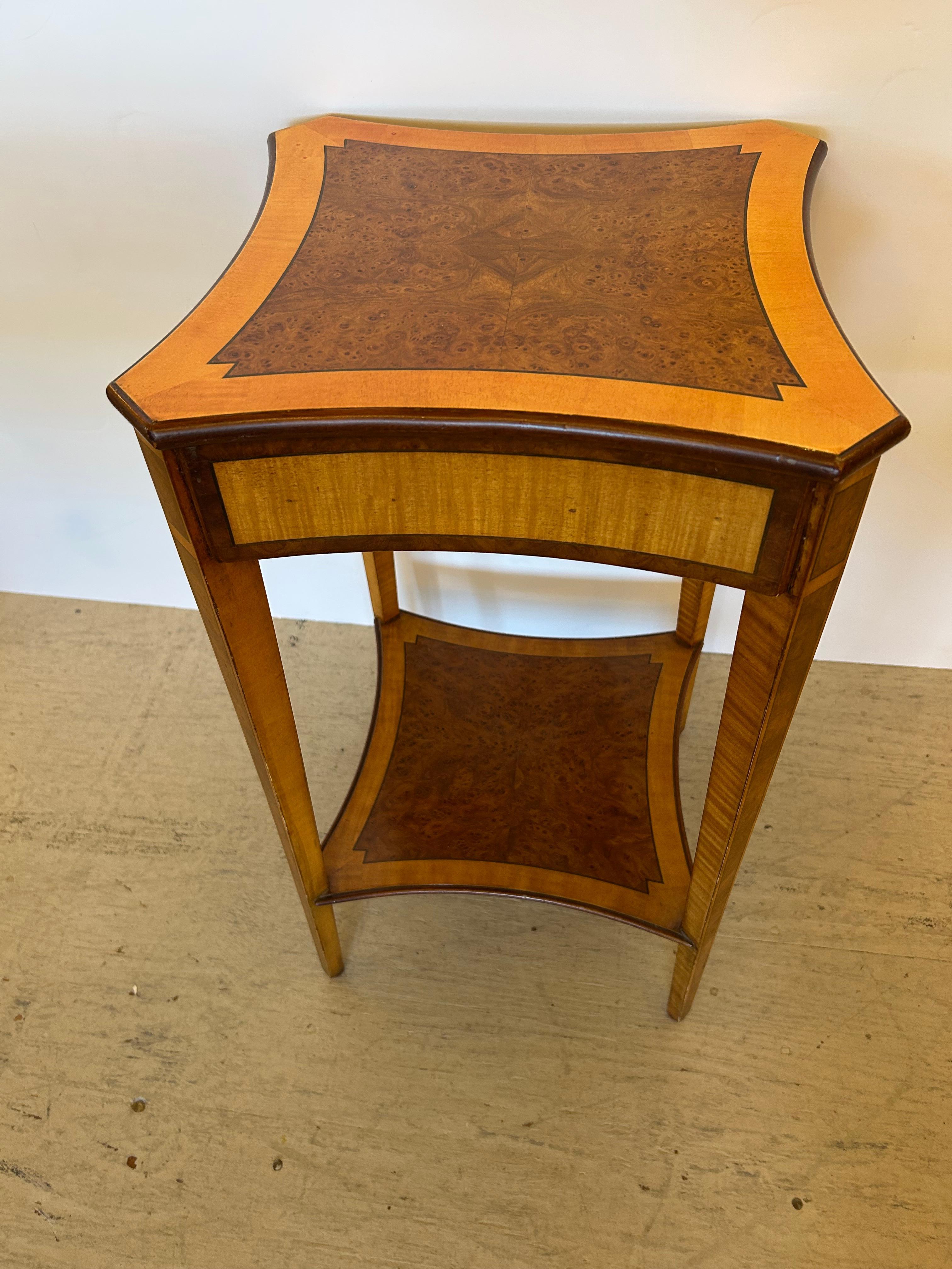 Superbe table d'appoint designer en bois de satin et broussin incrusté en vente 5