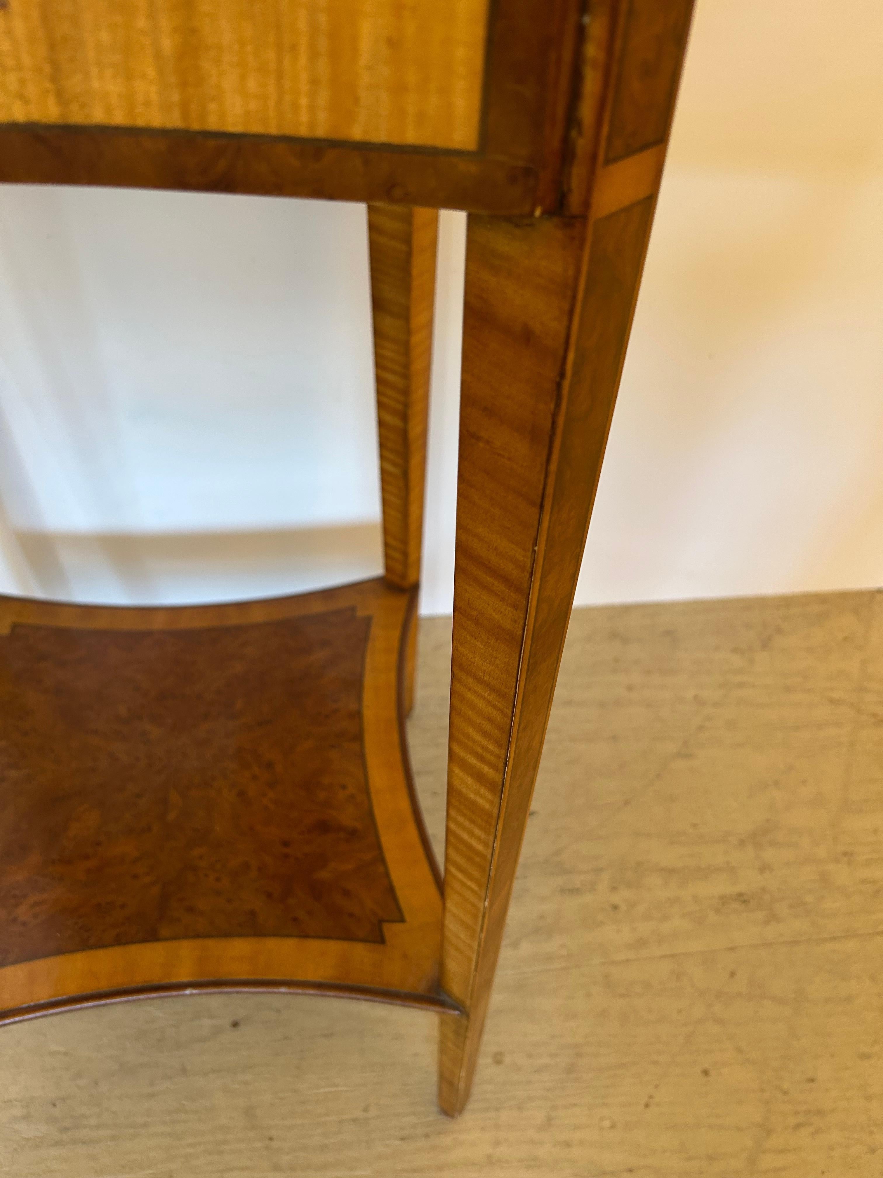 Superbe table d'appoint designer en bois de satin et broussin incrusté en vente 6