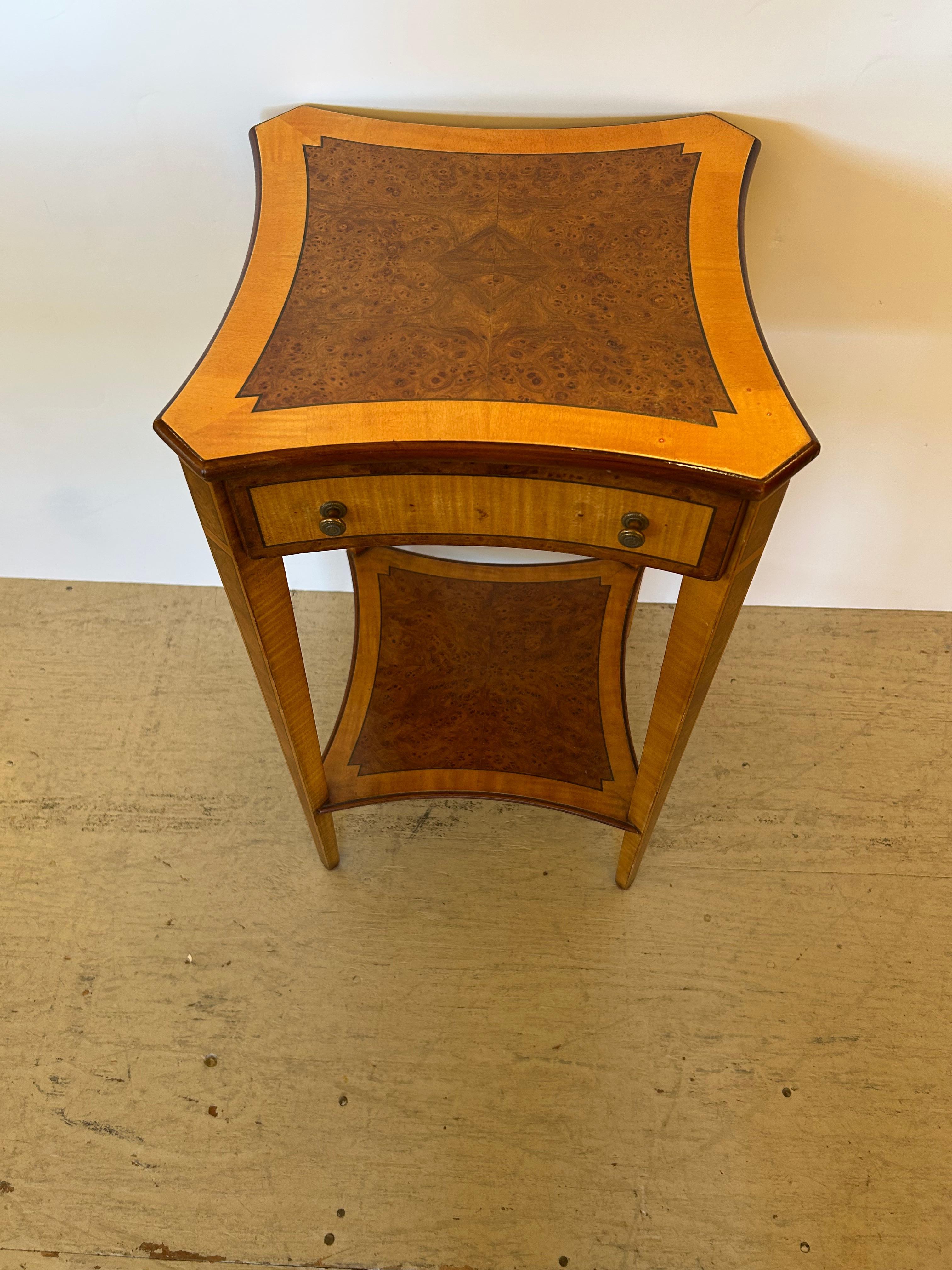Élégante table d'appoint Maitland Smith à deux tons avec incrustation de bois de chêne et de bois de satin, qui attire l'attention.  Le dessus est festonné et le grain est vif.  Le deuxième niveau est à 6