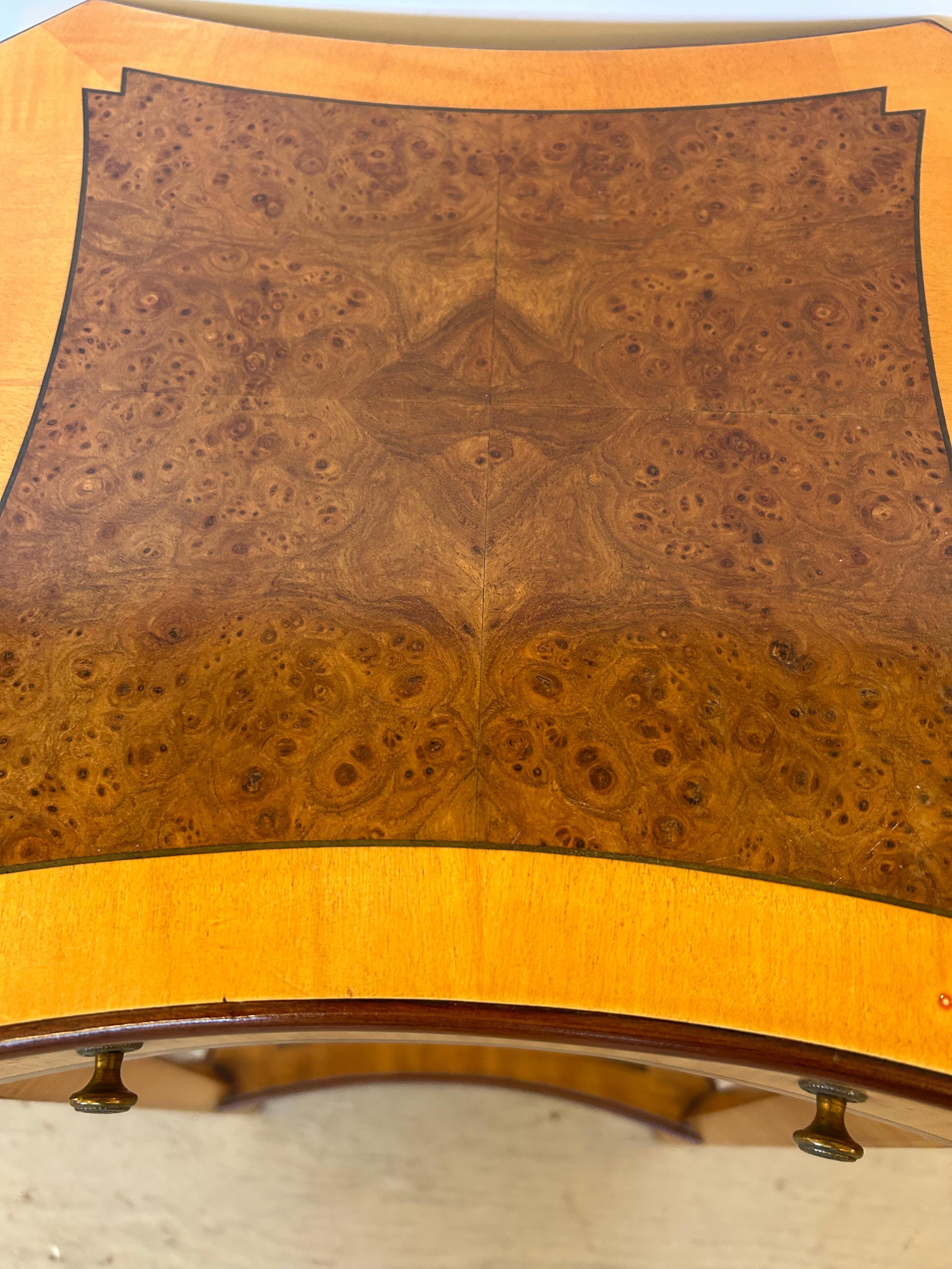 Philippin Superbe table d'appoint designer en bois de satin et broussin incrusté en vente