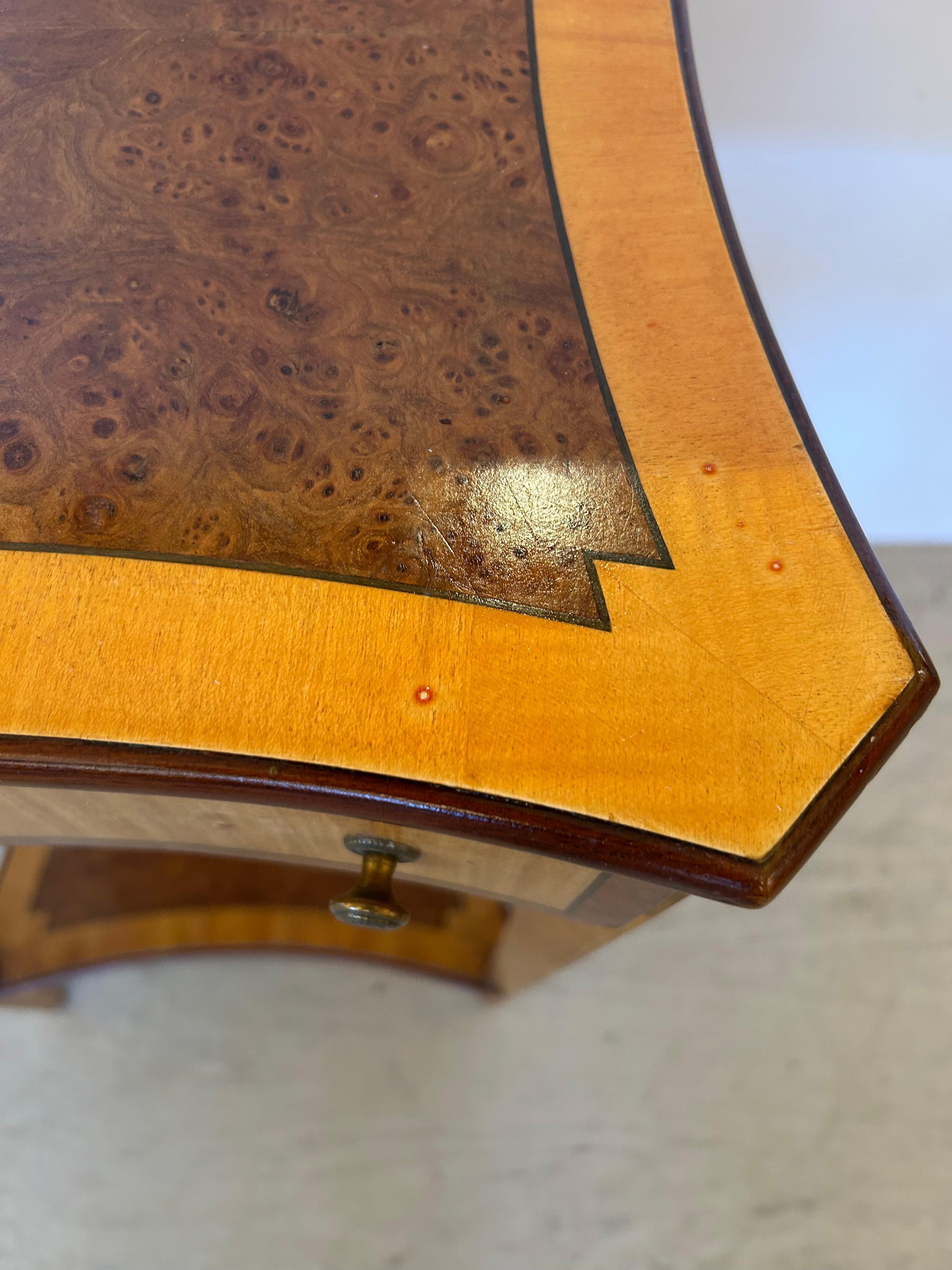 Superbe table d'appoint designer en bois de satin et broussin incrusté Bon état - En vente à Hopewell, NJ