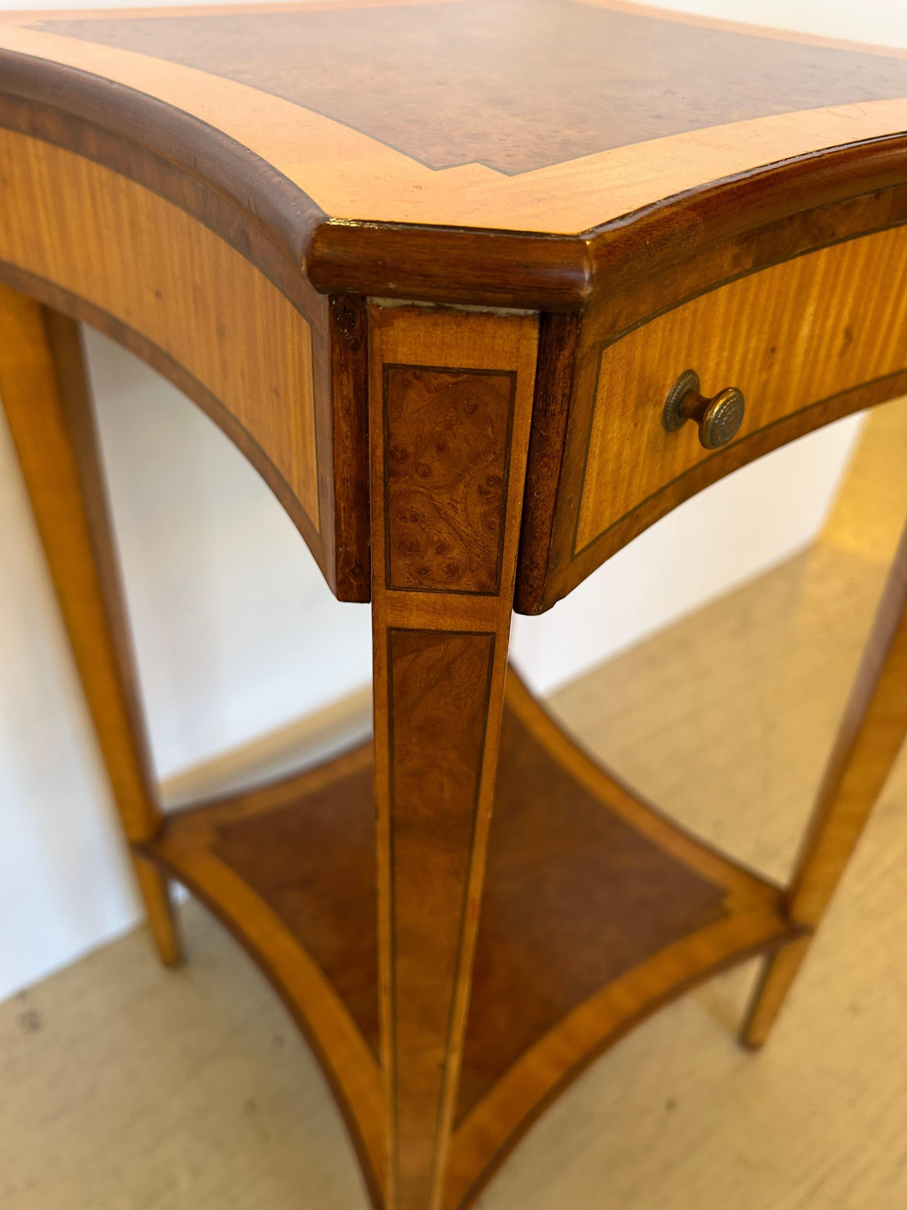 Fin du 20e siècle Superbe table d'appoint designer en bois de satin et broussin incrusté en vente
