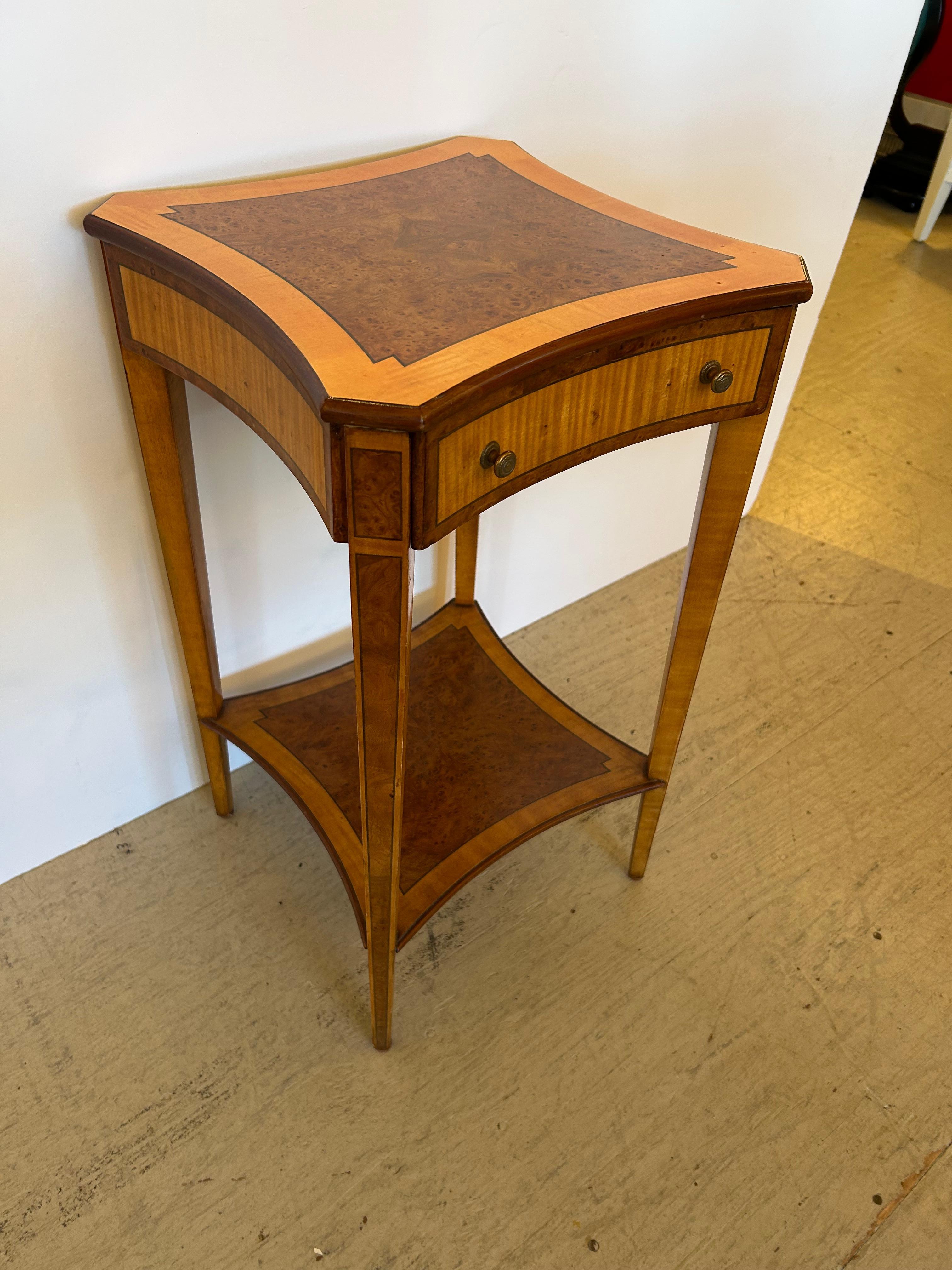 Citronnier Superbe table d'appoint designer en bois de satin et broussin incrusté en vente