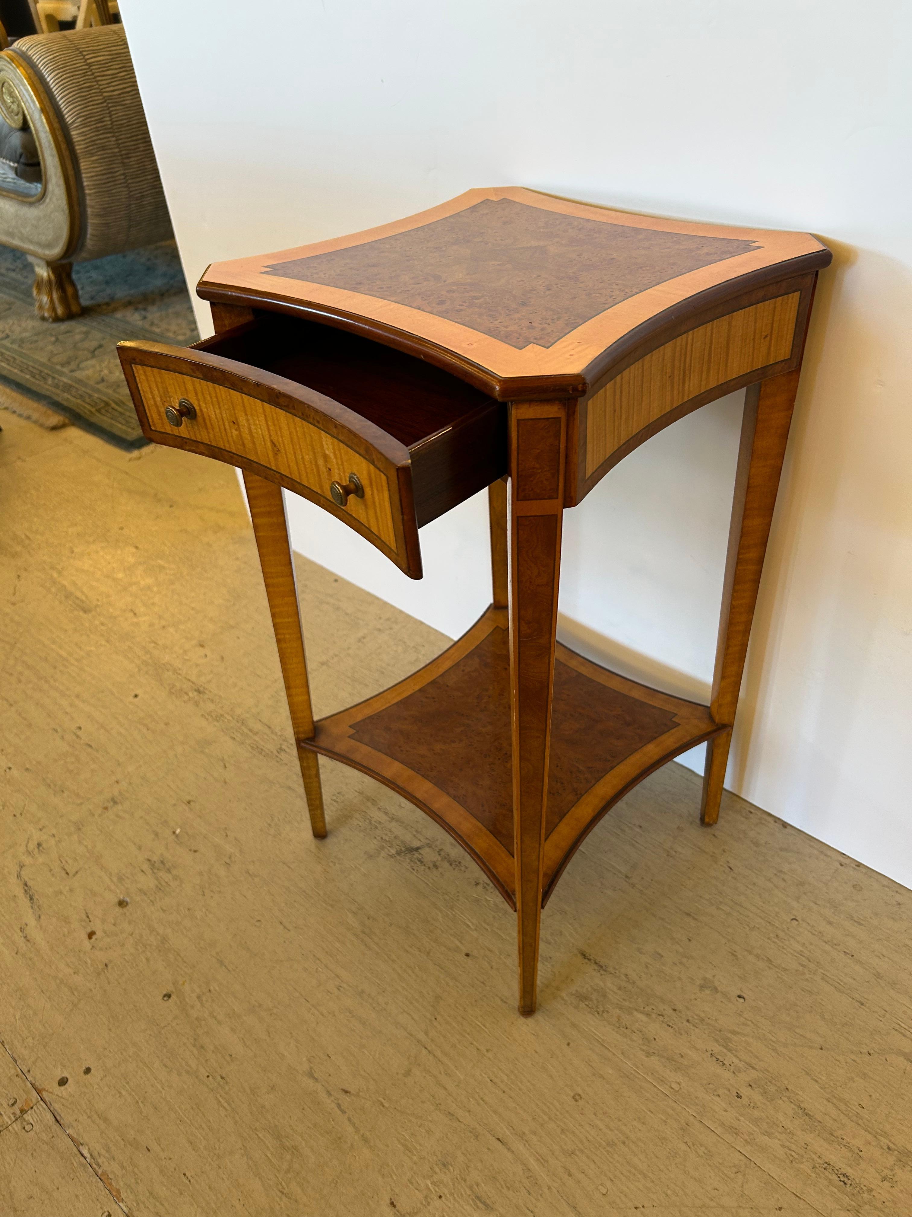 Superbe table d'appoint designer en bois de satin et broussin incrusté en vente 1