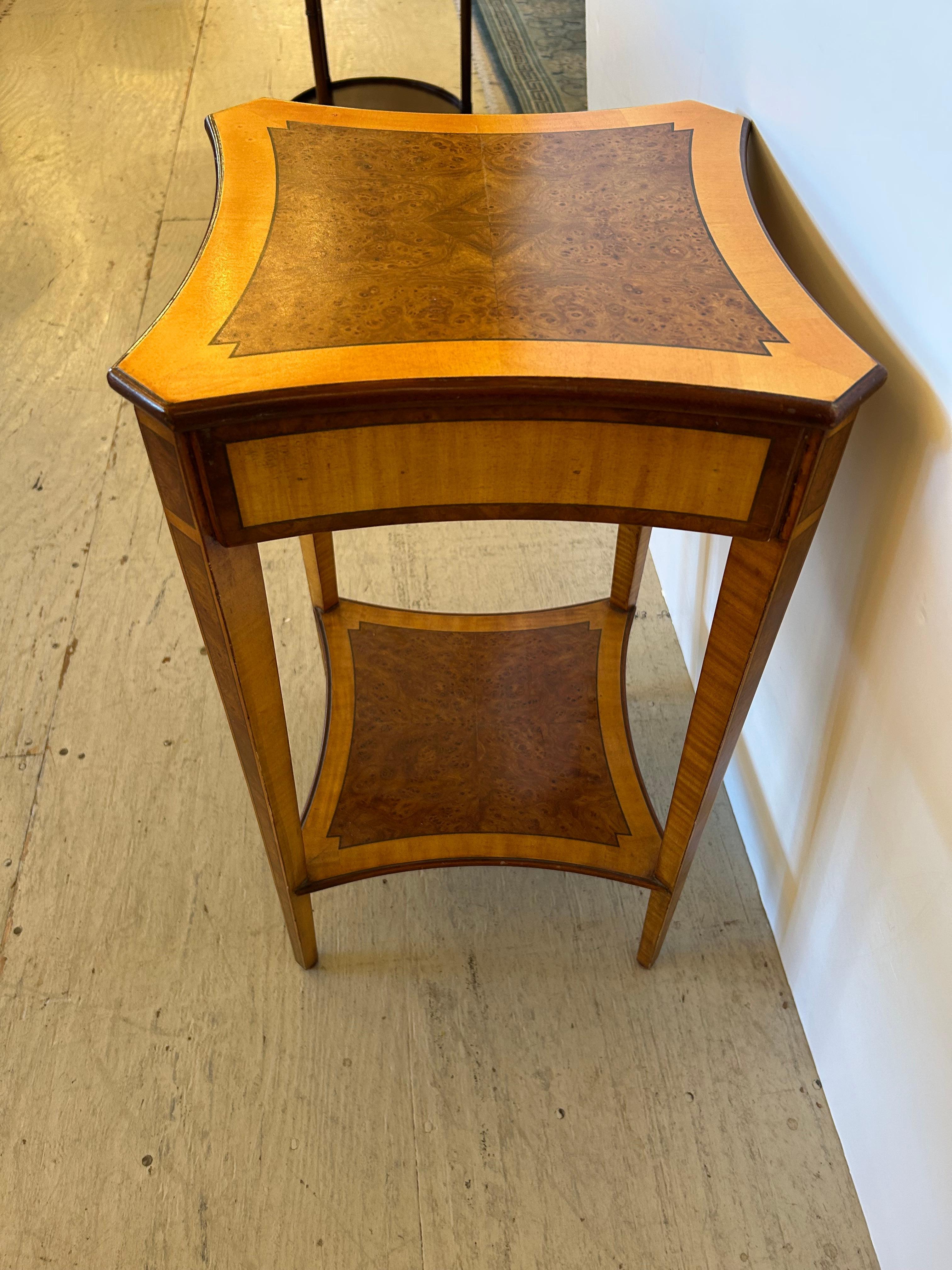 Superbe table d'appoint designer en bois de satin et broussin incrusté en vente 2