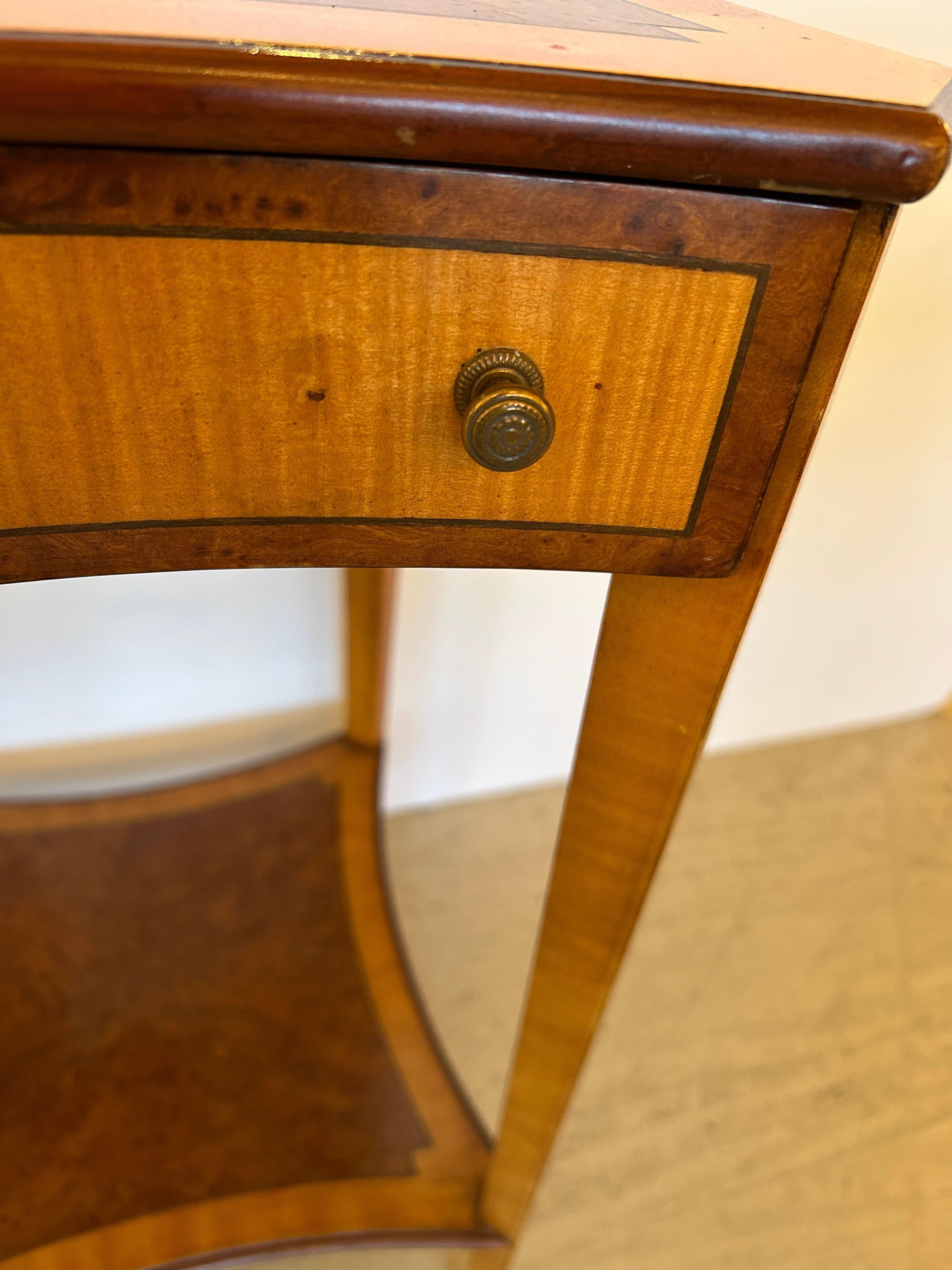 Superbe table d'appoint designer en bois de satin et broussin incrusté en vente 3