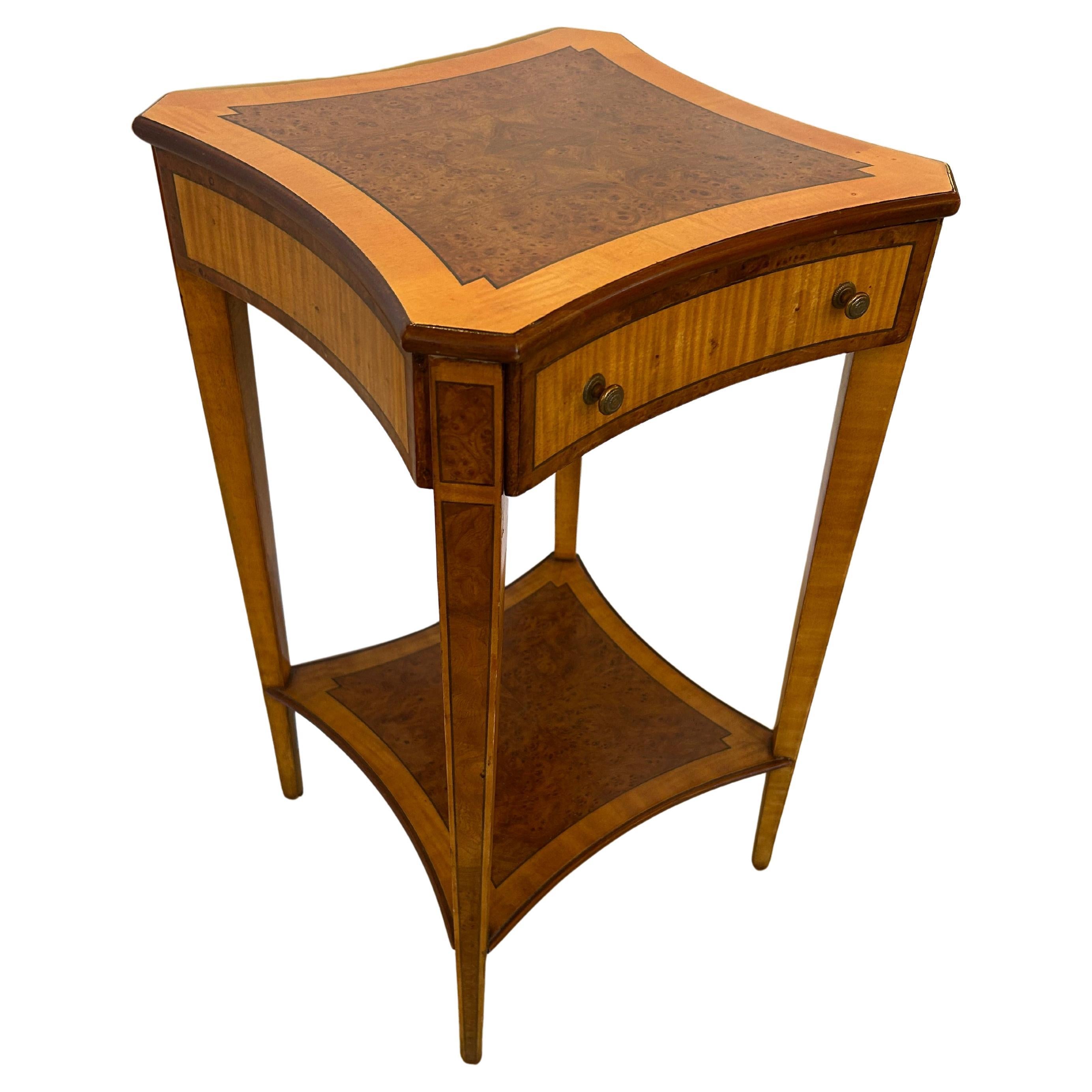 Superbe table d'appoint designer en bois de satin et broussin incrusté en vente