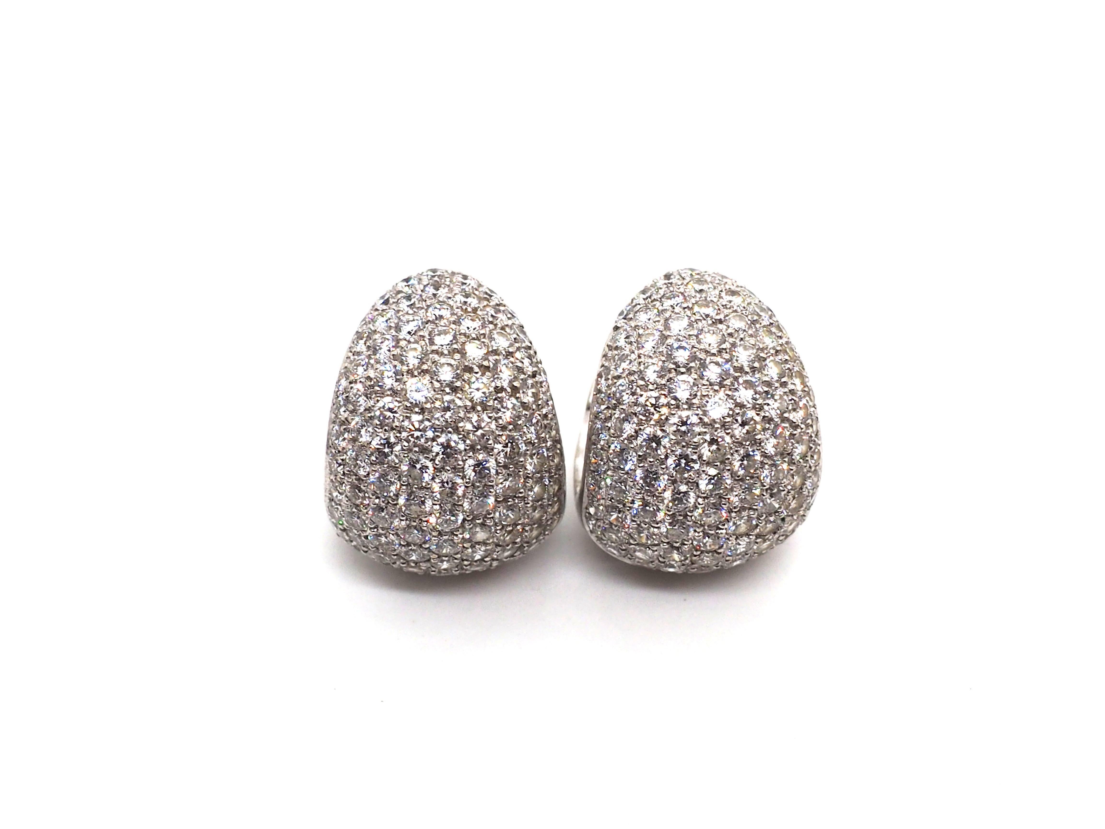 Stunning Diamond 18K White Gold Huggie earrings  In New Condition For Sale In Geneva, CH