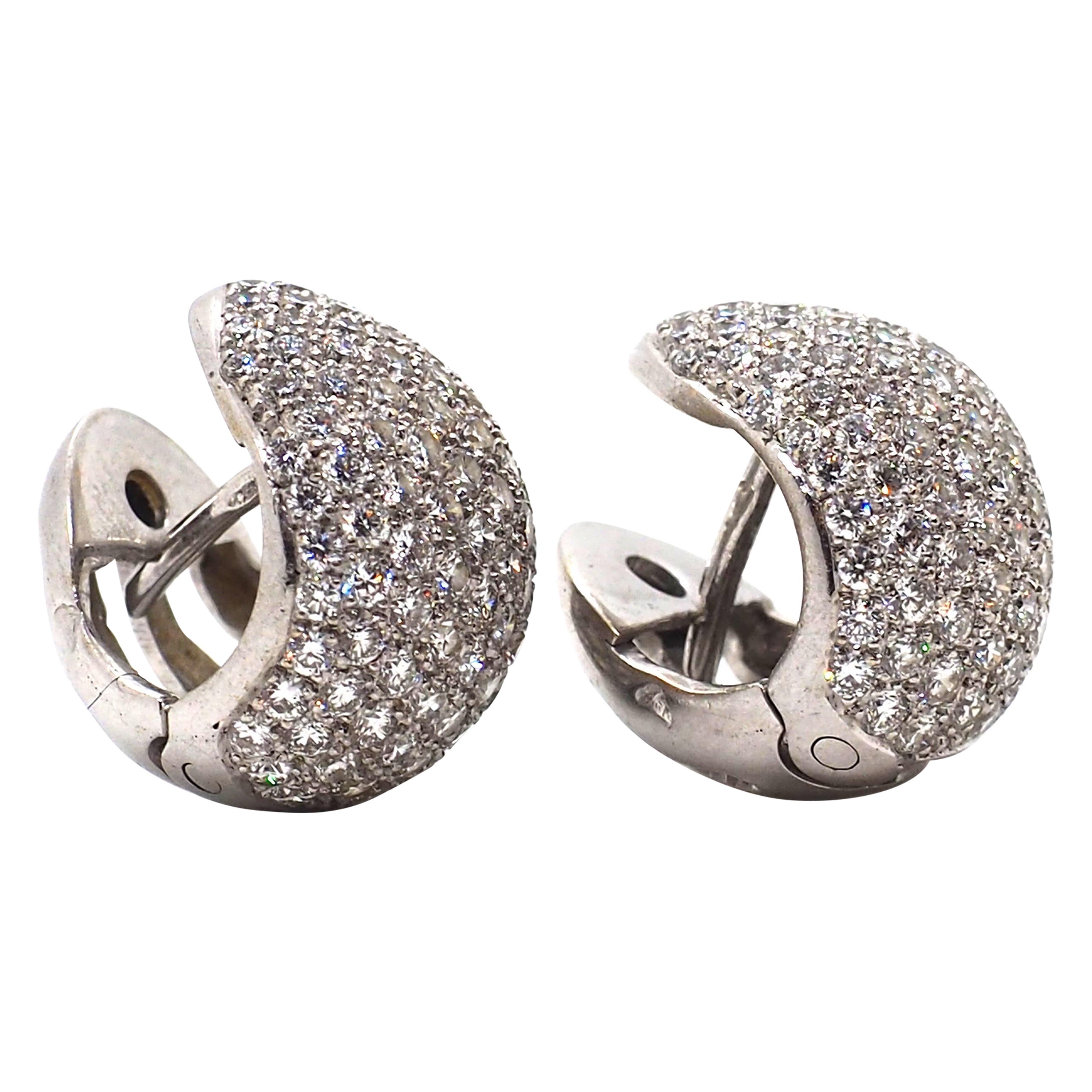 Atemberaubende Huggie-Ohrringe aus 18 Karat Weißgold mit Diamanten im Angebot
