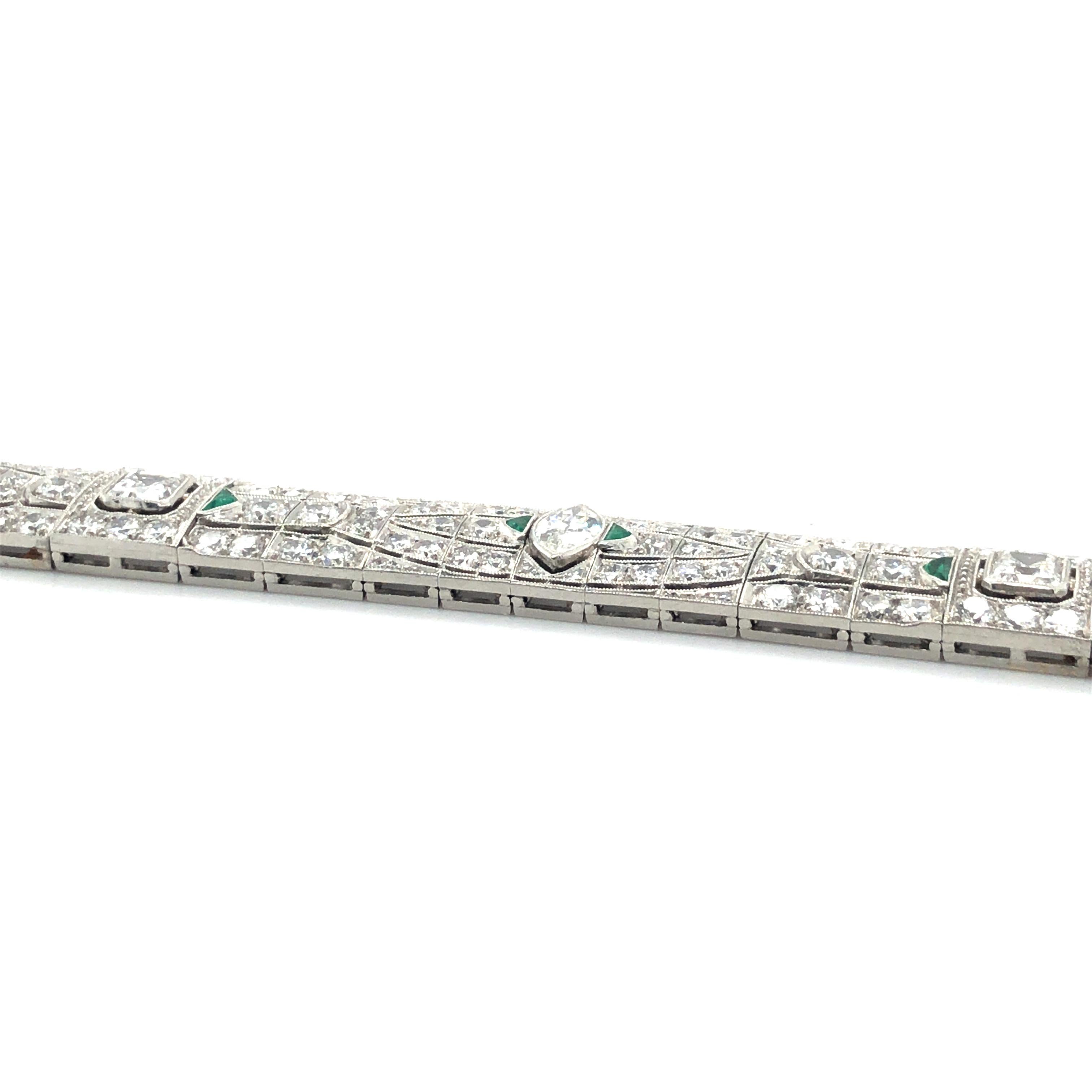 Stunning Diamond and Emerald Art Deco Bracelet in Platinum 950 For Sale 2
