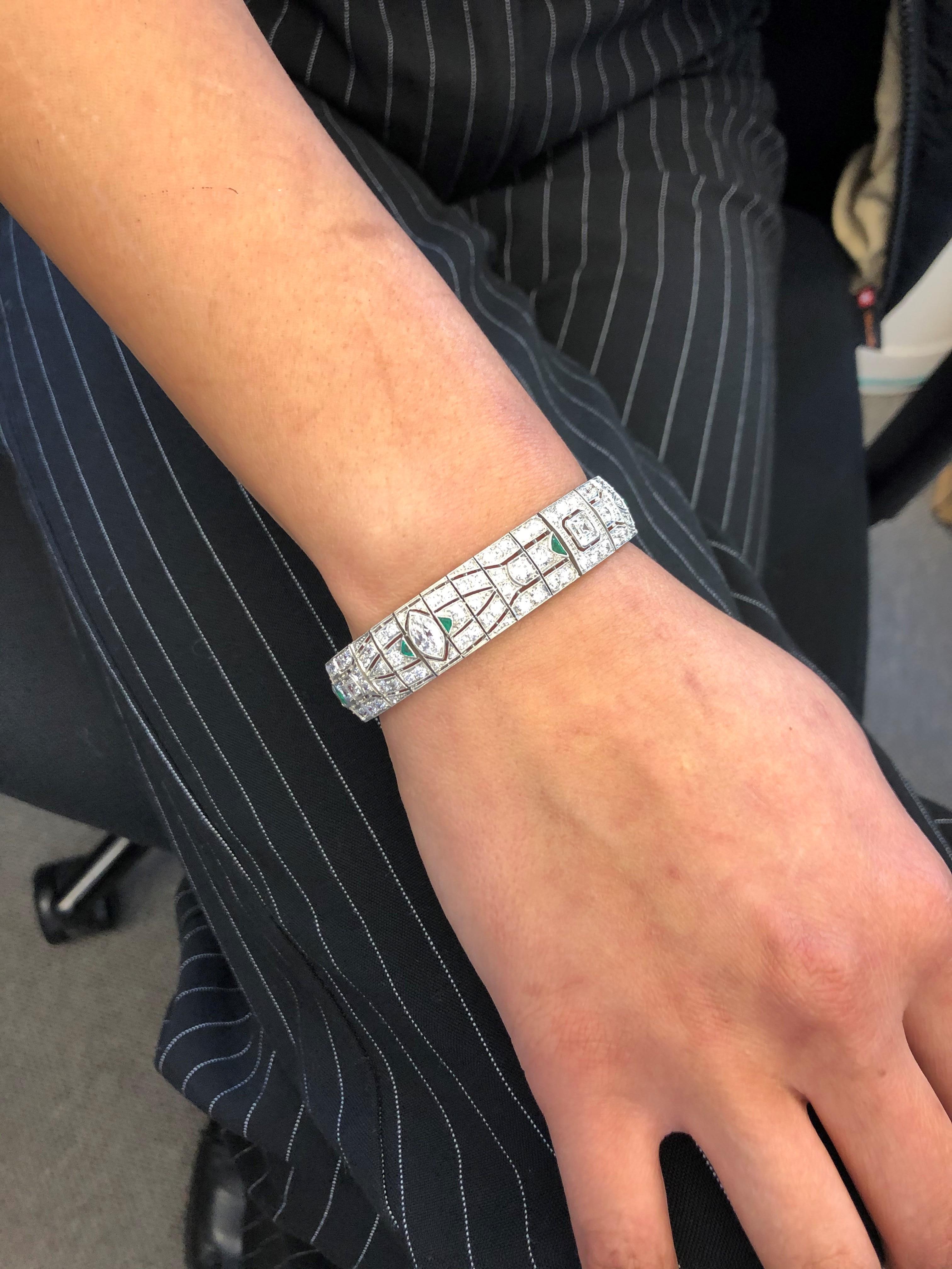 Atemberaubendes Art-déco-Armband aus Platin 950 mit Diamanten und Smaragden im Angebot 8