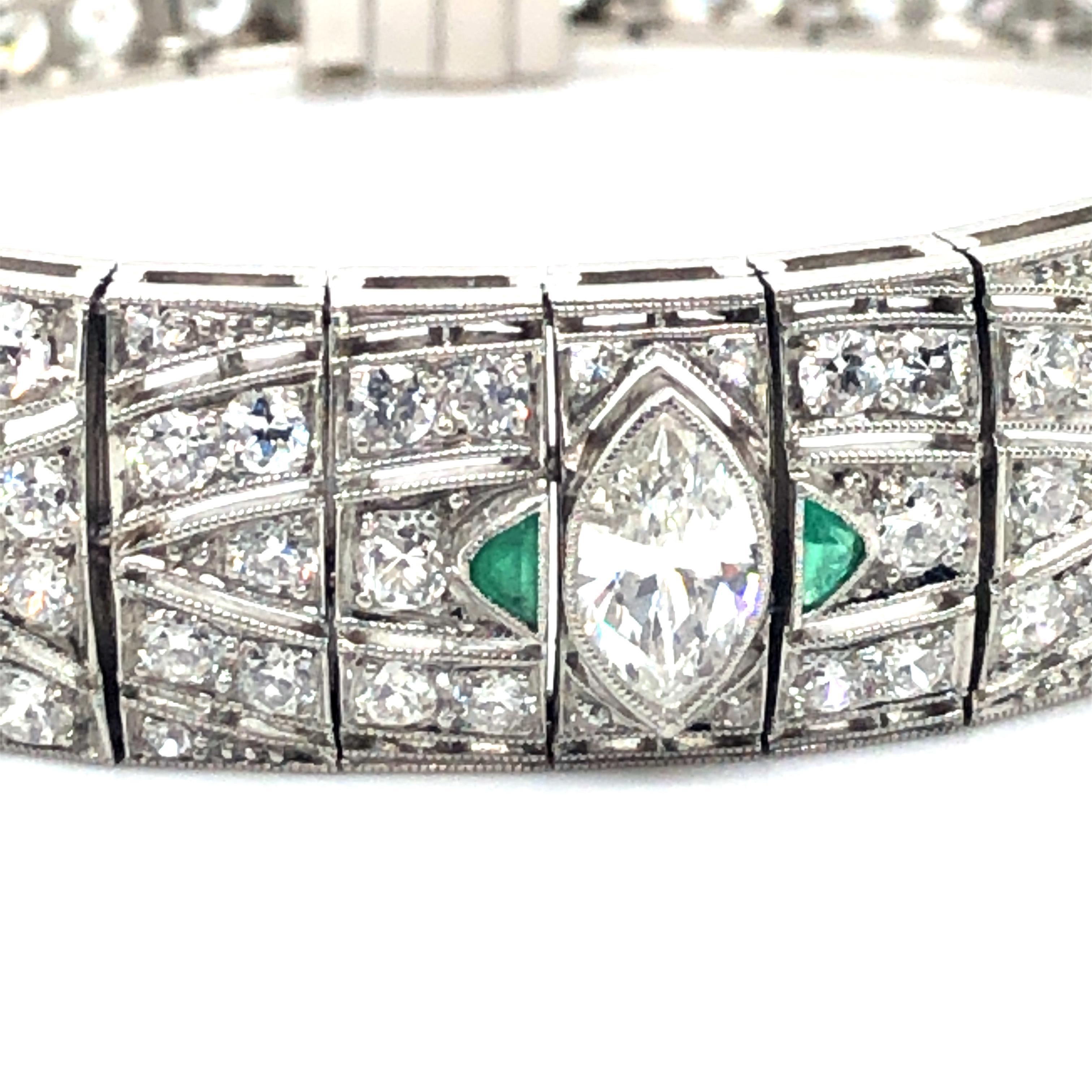 Atemberaubendes Art-déco-Armband aus Platin 950 mit Diamanten und Smaragden (Art déco) im Angebot