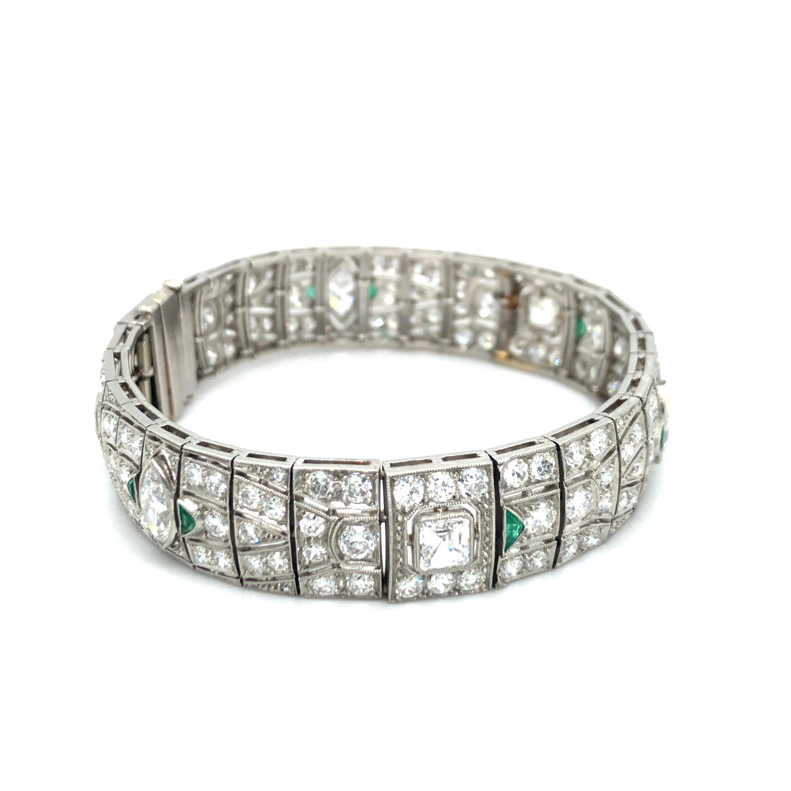 Atemberaubendes Art-déco-Armband aus Platin 950 mit Diamanten und Smaragden im Zustand „Gut“ im Angebot in Lucerne, CH