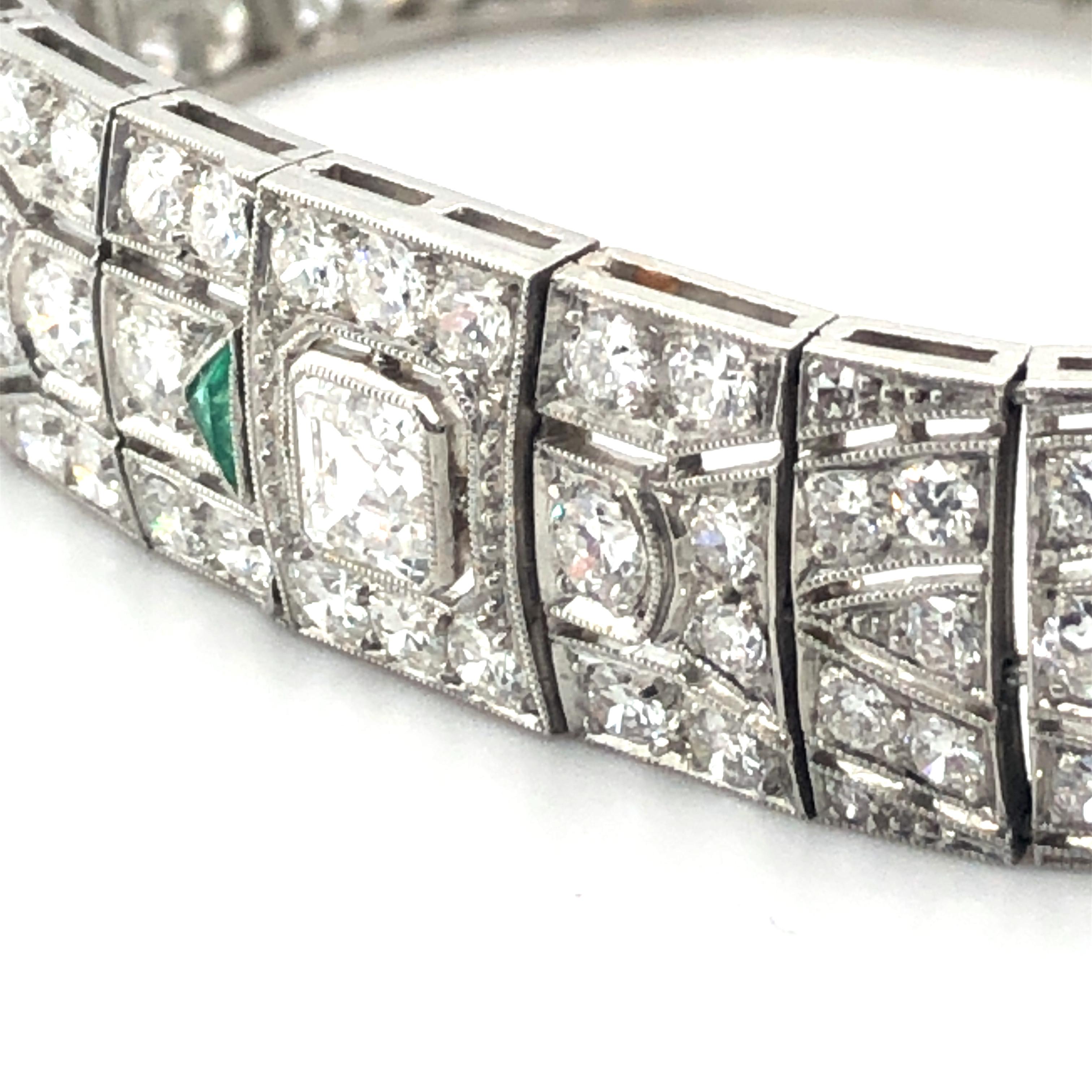 Atemberaubendes Art-déco-Armband aus Platin 950 mit Diamanten und Smaragden im Angebot 1