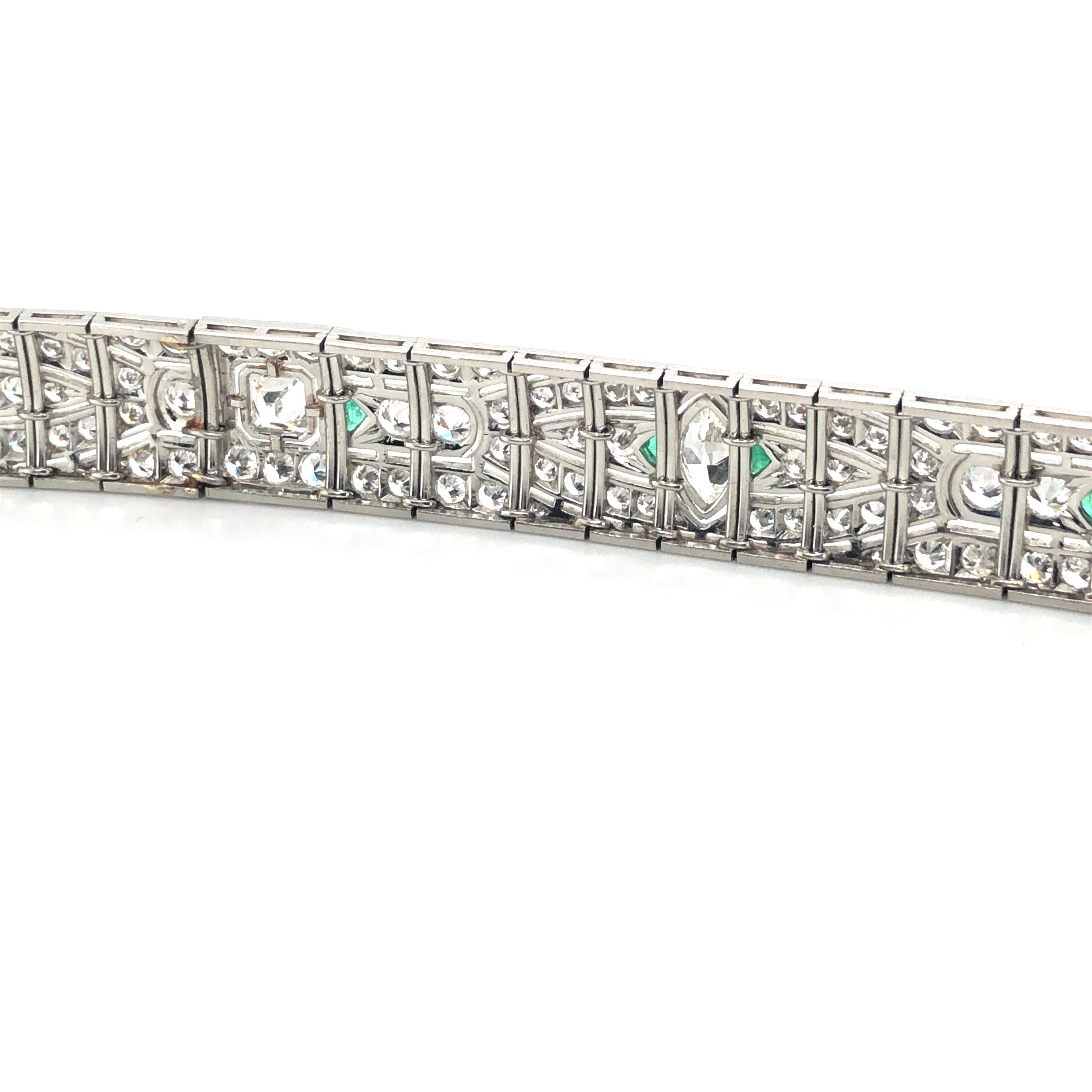 Atemberaubendes Art-déco-Armband aus Platin 950 mit Diamanten und Smaragden im Angebot 2