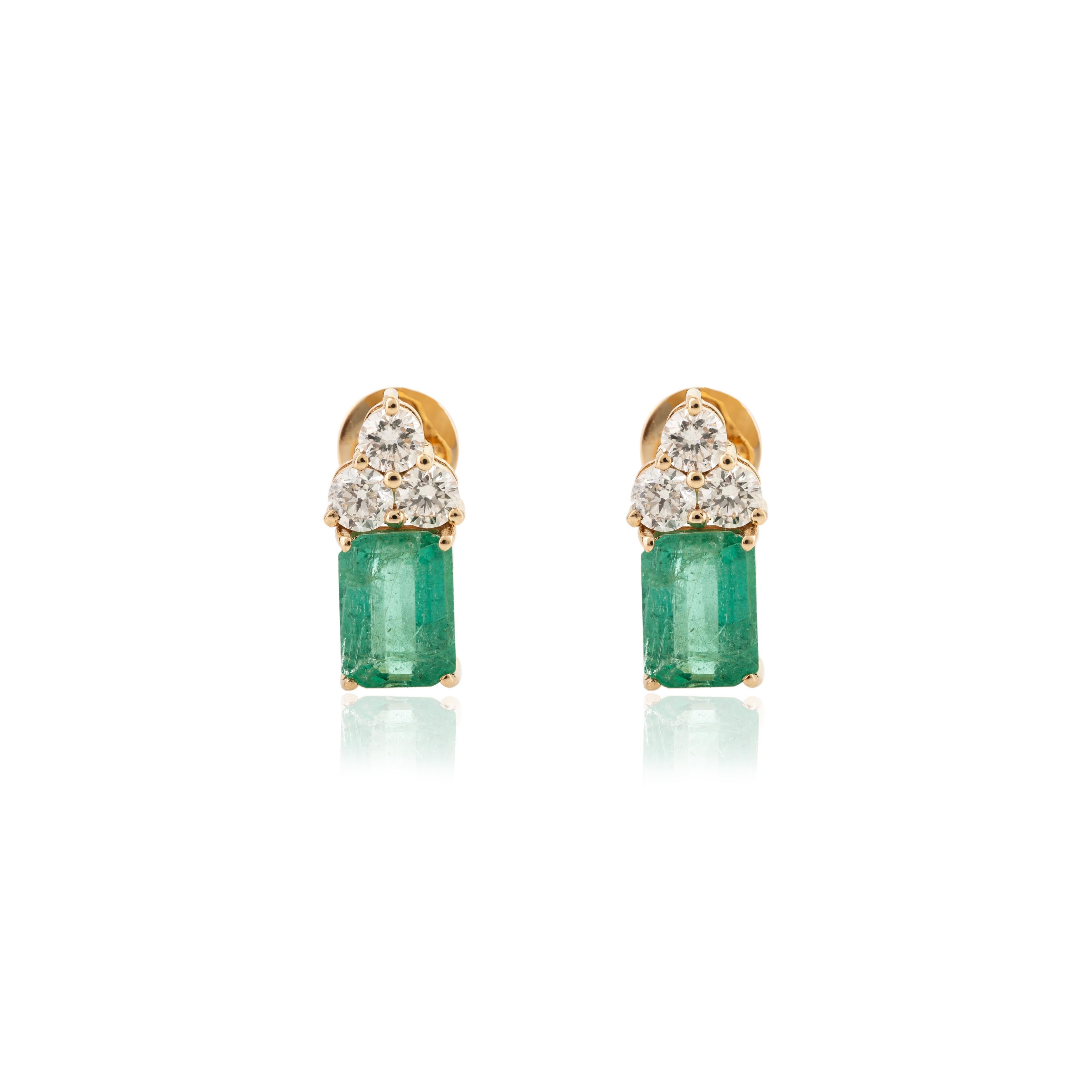 Modern Stunning Diamond and emerald Stud Earrings in 18 Karat Yellow Gold for Her For Sale