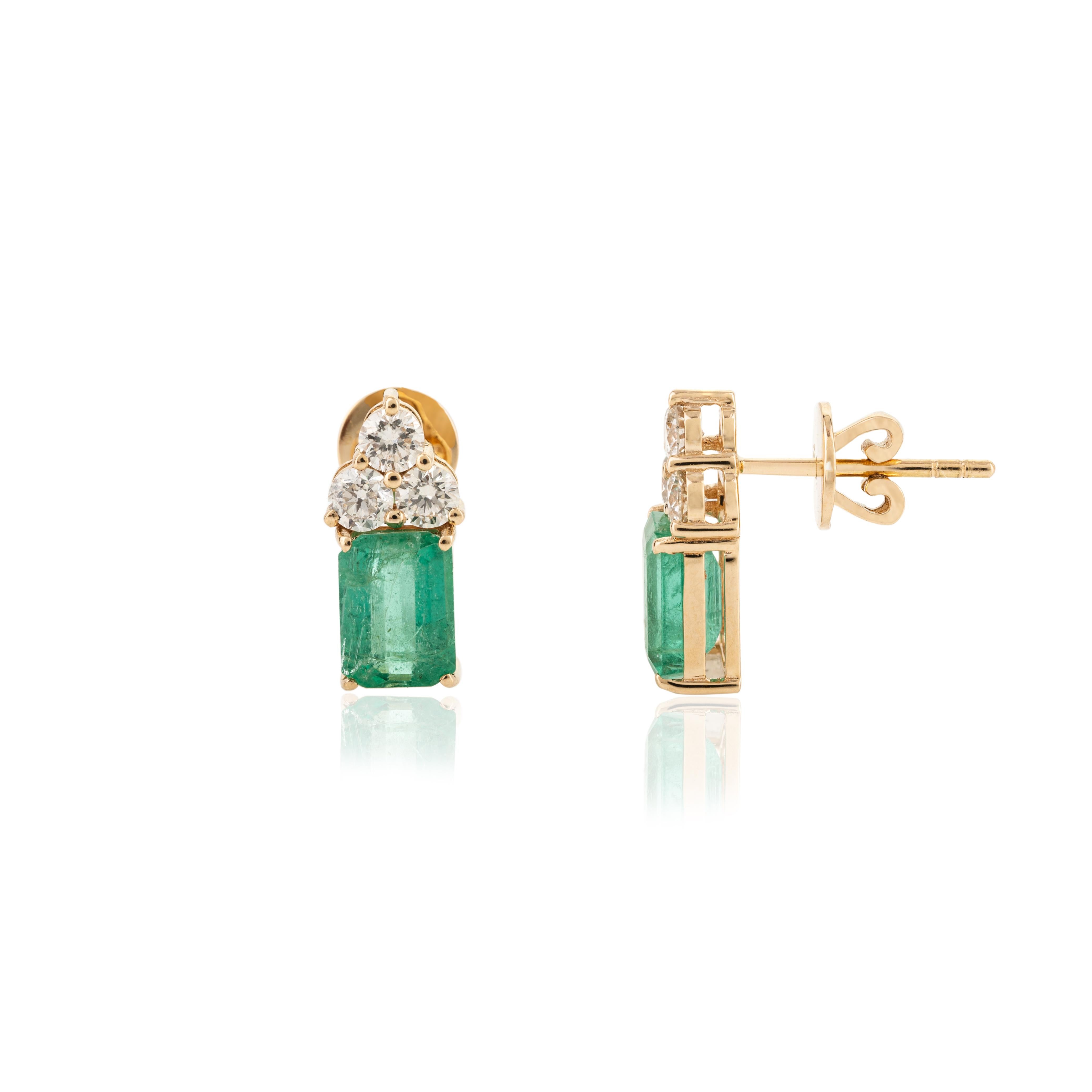 Stunning Diamond and emerald Stud Earrings in 18 Karat Yellow Gold for Her In New Condition For Sale In Houston, TX