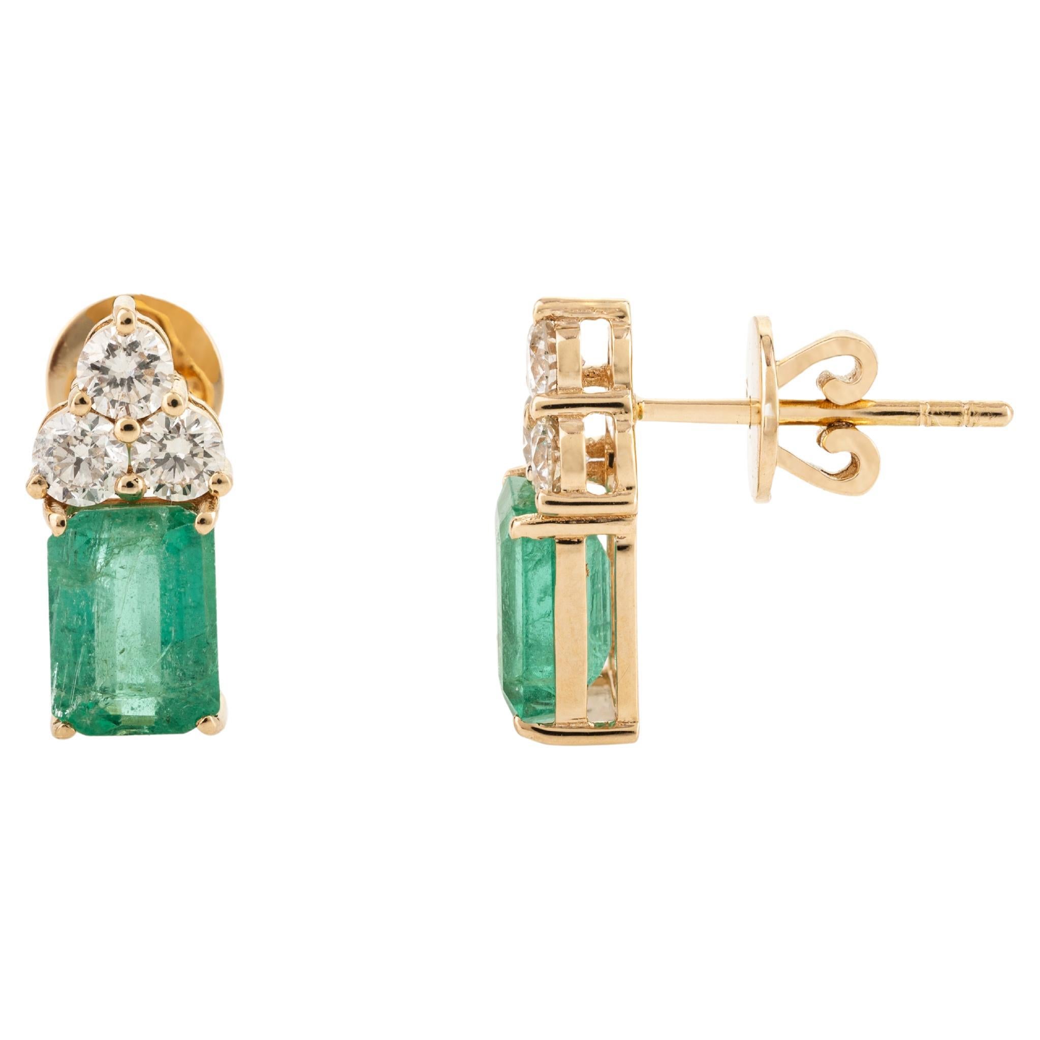 Stunning Diamond and emerald Stud Earrings in 18 Karat Yellow Gold for Her For Sale