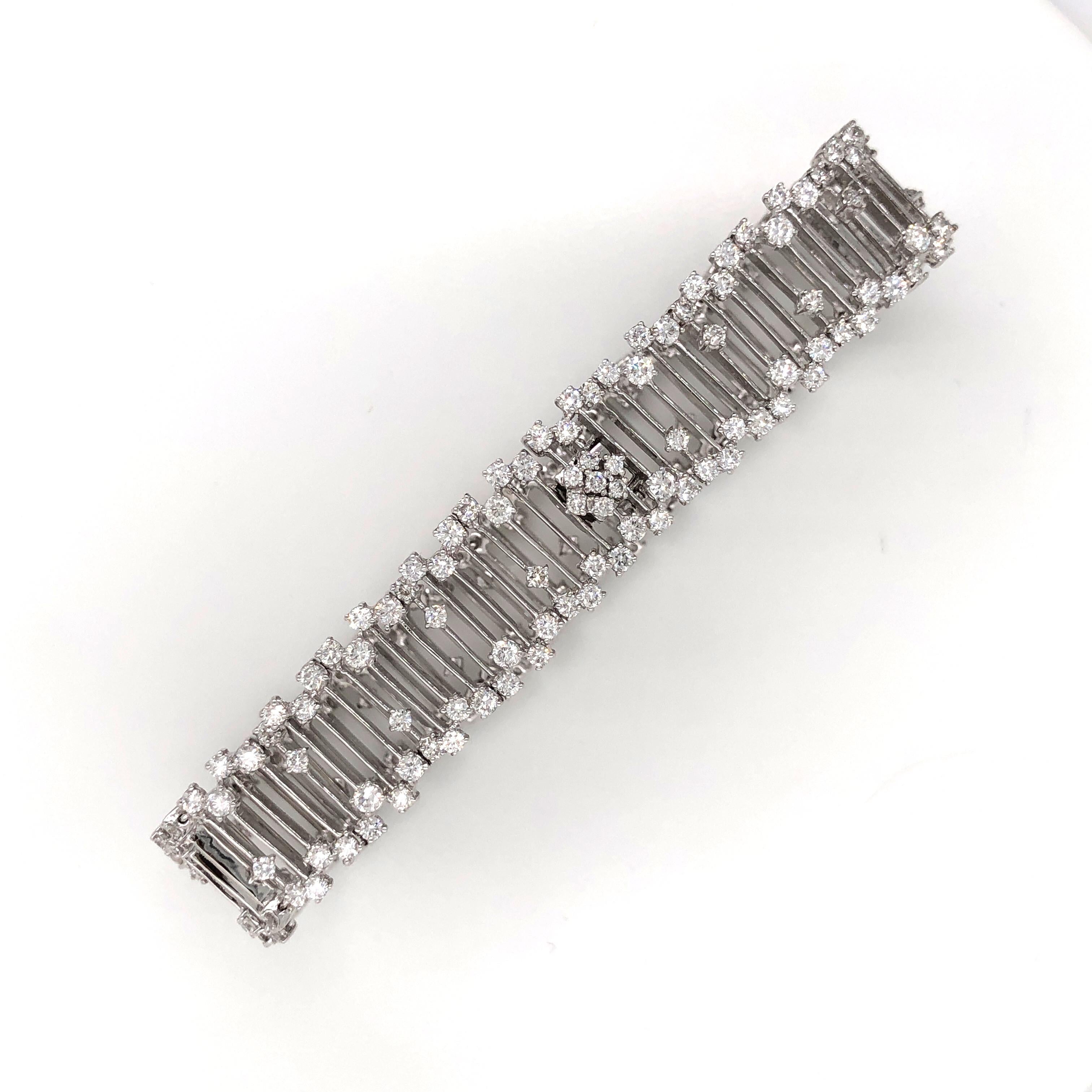 Round Cut Stunning Diamond Bracelet Set in 18 Karat White Gold For Sale