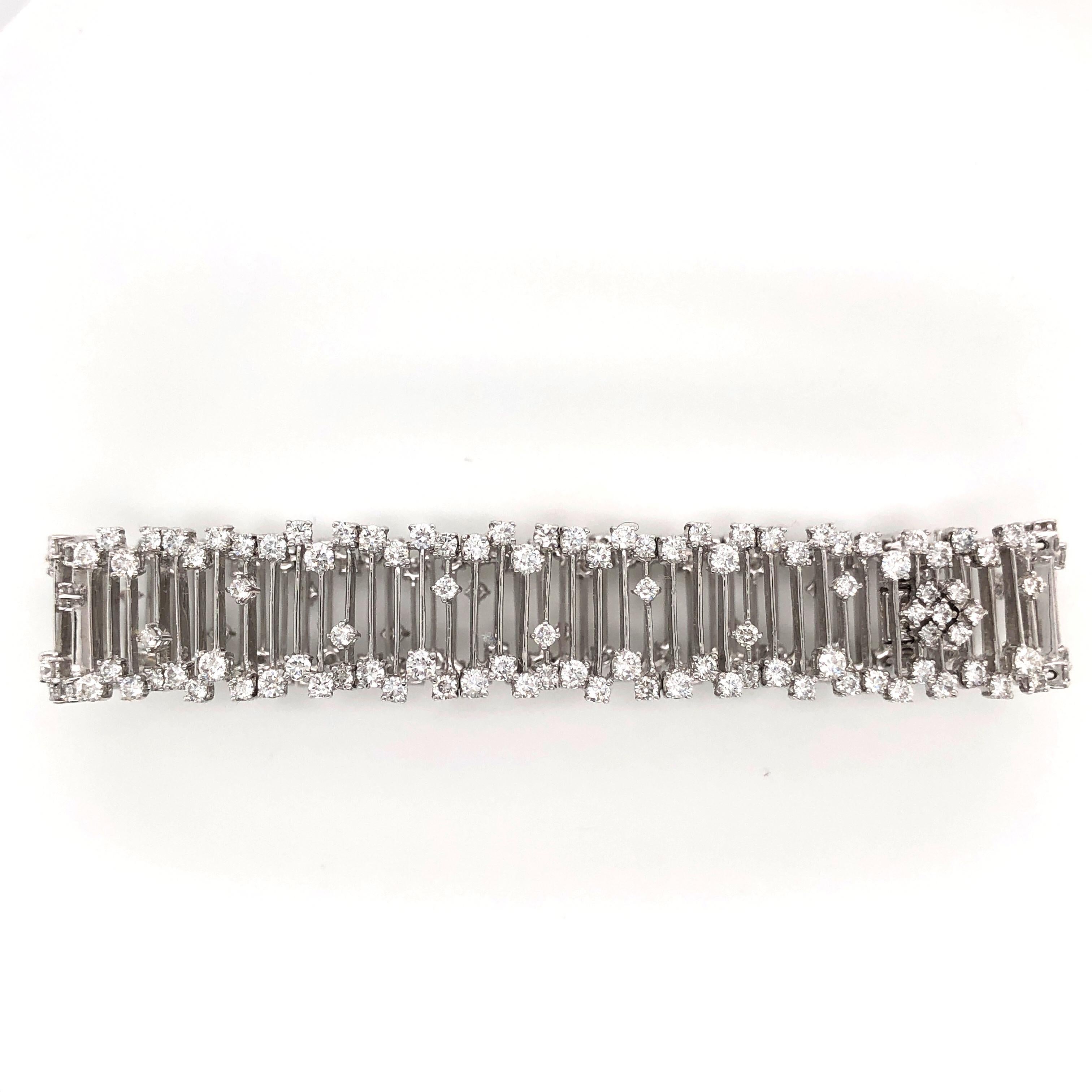 Stunning Diamond Bracelet Set in 18 Karat White Gold In New Condition For Sale In New York, NY