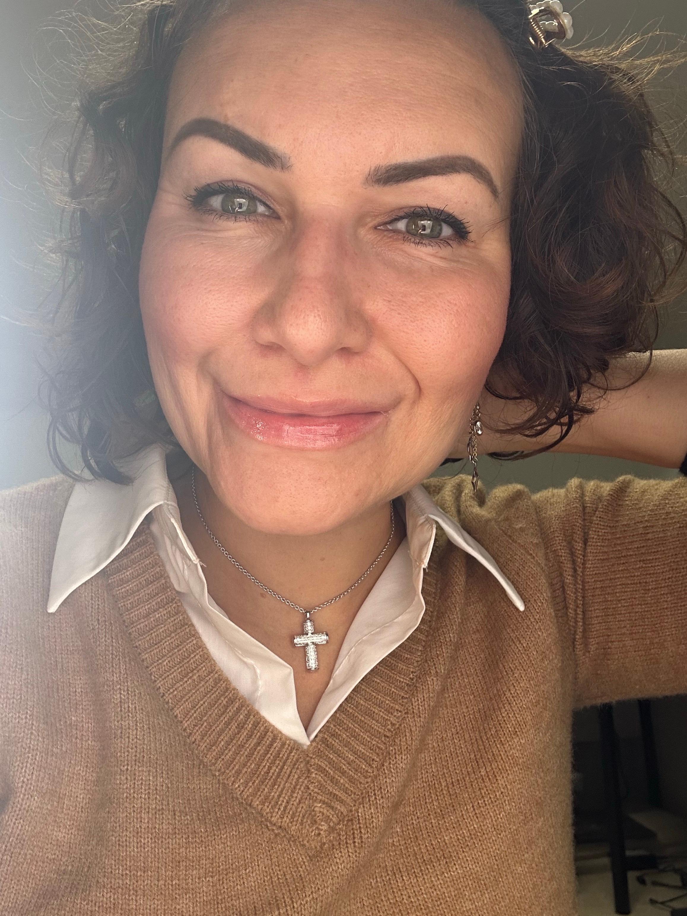 Grand pendentif croix en or blanc 14KT avec de nombreux diamants totalisant 1 carat et une excellente qualité de fabrication ! La croix est approximativement montée sur une chaîne de 18 pouces.

Livré avec un bel emballage, un certificat
