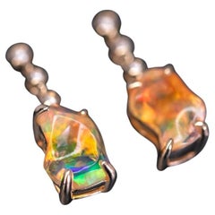 Impresionantes Pendientes de Gota Asimétricos de Ópalo de Fuego con Diamantes en Oro Amarillo de 18 K