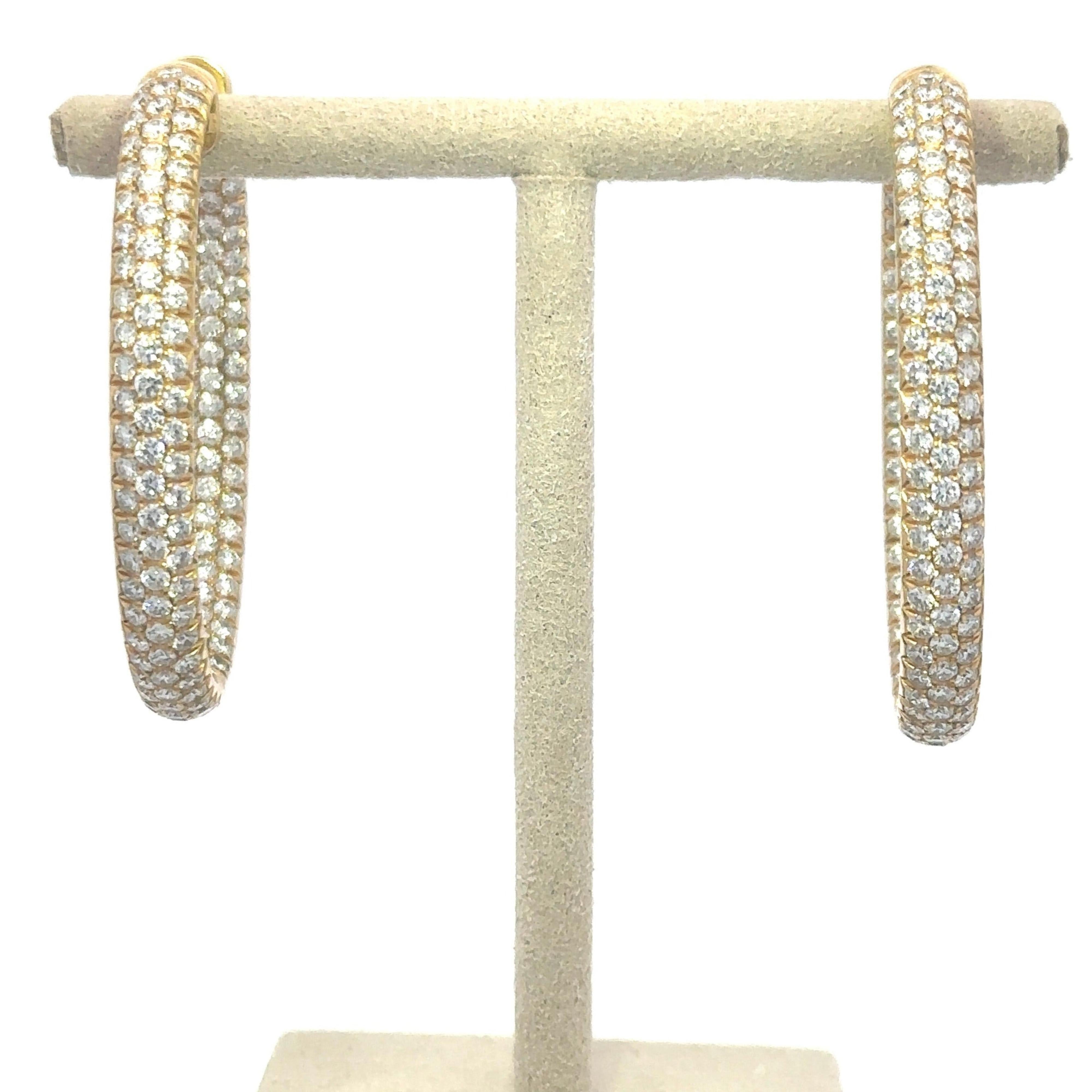 Boucles d'oreilles

Or jaune 18K

Poids 22,41 grammes

Diamant 300-7,34 ct H/SI2.

Forte d'un héritage d'anciennes traditions de joaillerie suisse, Natkina Jewellery est une marque de joaillerie basée à Genève qui crée des chefs-d'œuvre de