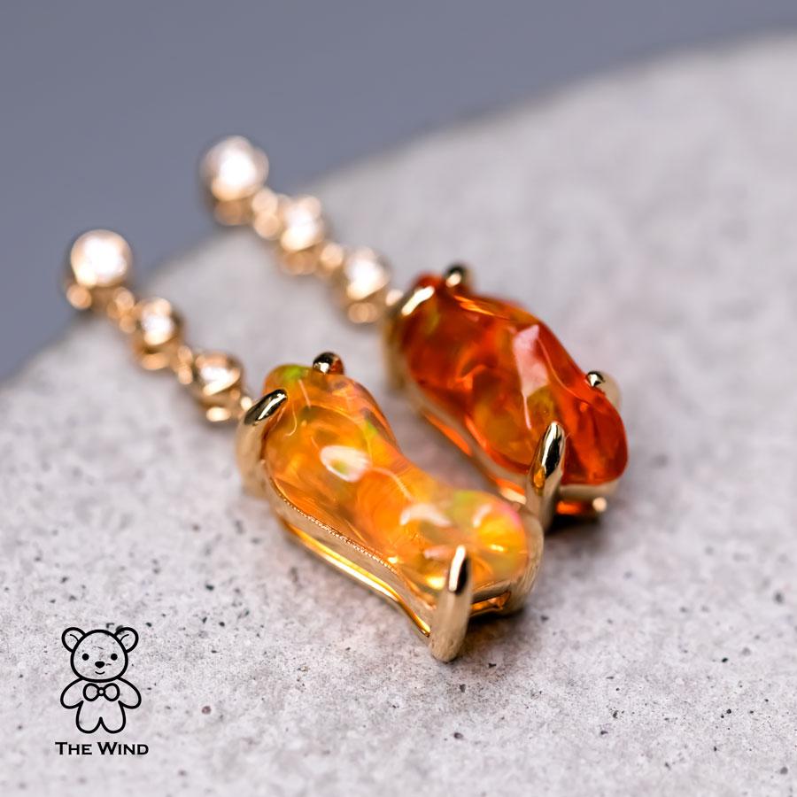 Atemberaubende Diamant Mexican Fire Opal Asymmetric Drop Ohrringe in 18K Gelbgold.


Kostenloser Inlandsversand mit USPS First Class! Kostenlose Geschenktüte oder -box zu jeder Bestellung!

Der Opal, die Königin der Edelsteine, ist einer der