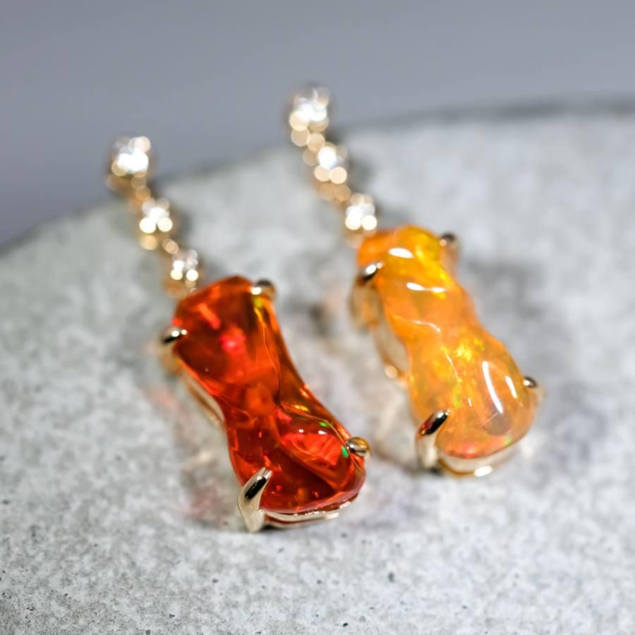 Atemberaubende asymmetrische mexikanische Feueropal-Tropfen-Ohrringe aus 18 Karat Gelbgold mit Diamanten (Künstler*in)