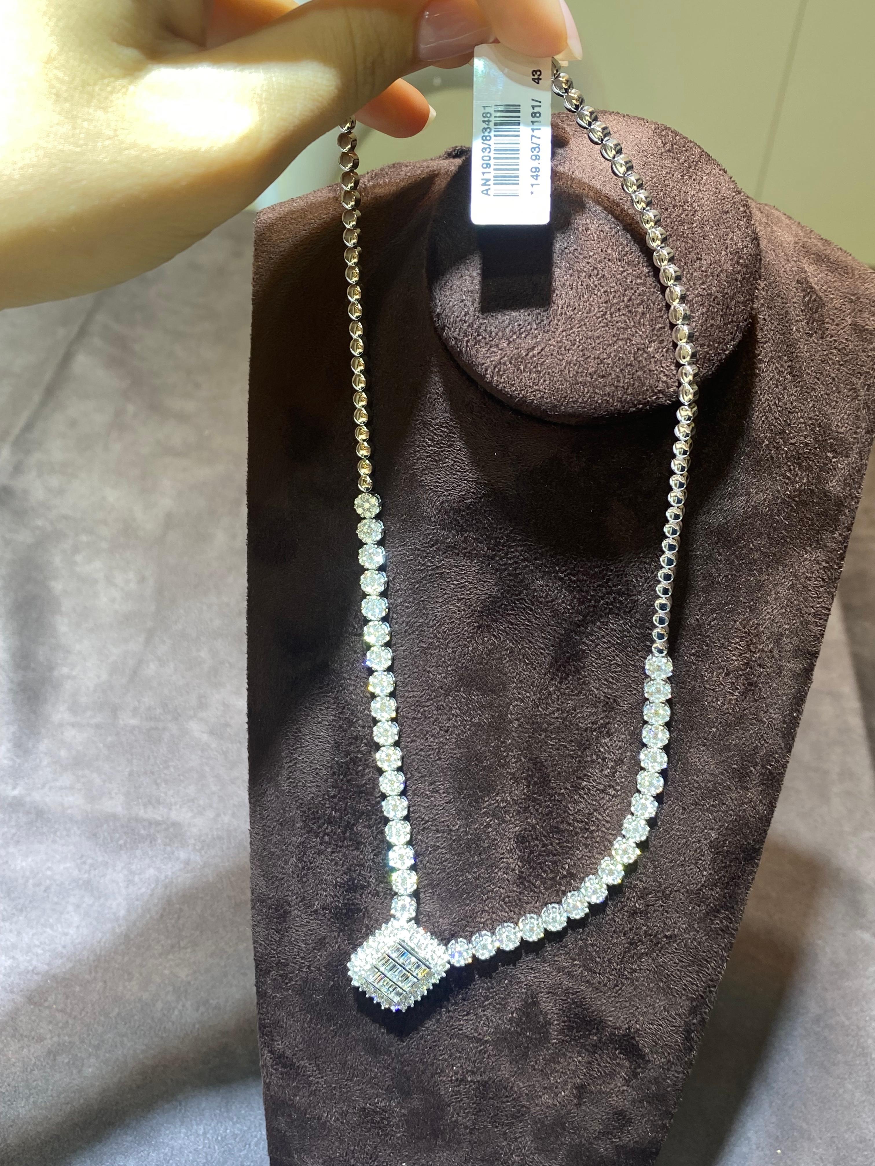 Taille ronde Superbe collier en or blanc 18 carats avec diamants pour elle en vente