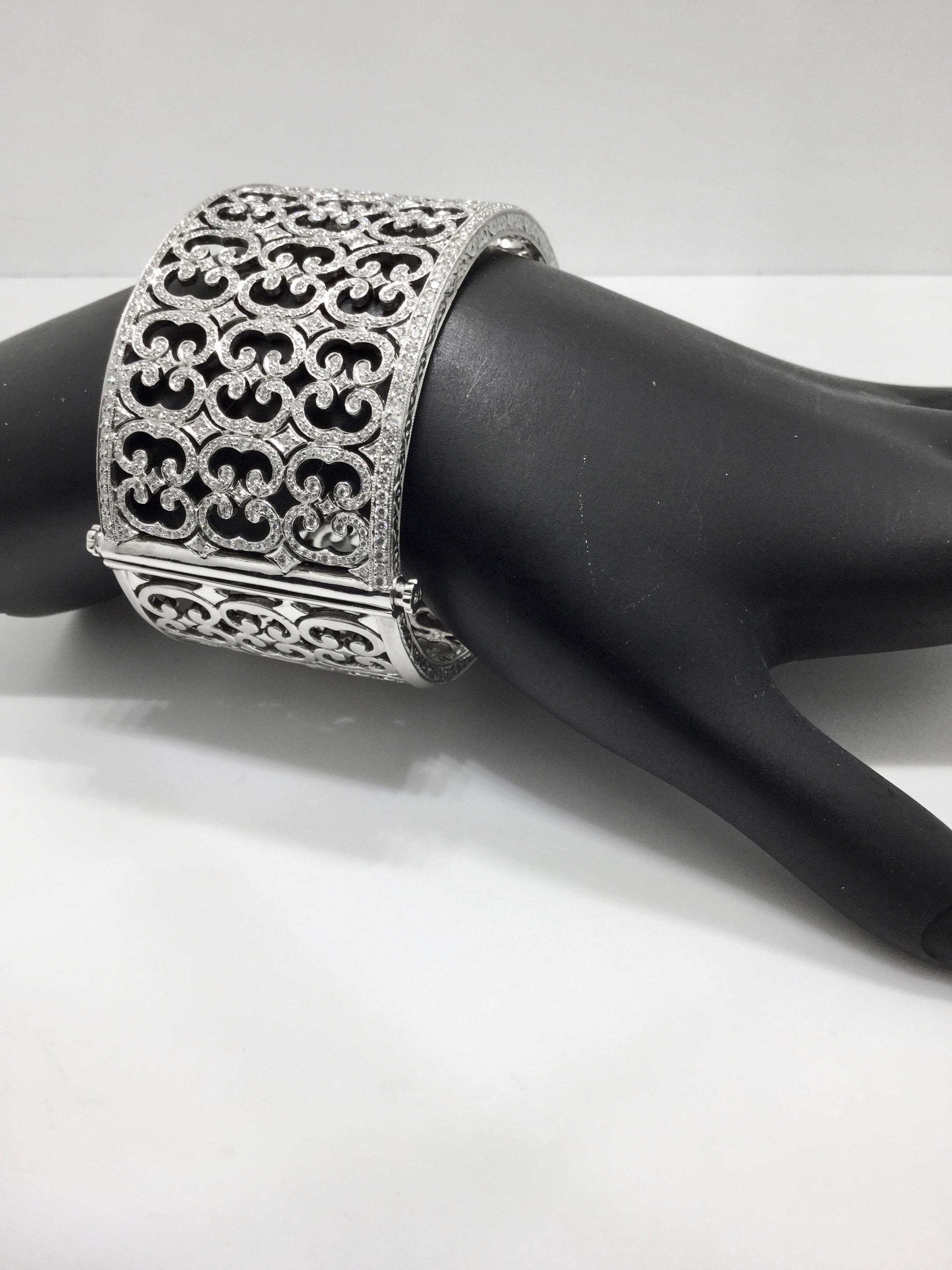 Stunning Diamond White Gold Scroll Design Bracelet In New Condition For Sale In Spartanburg, SC